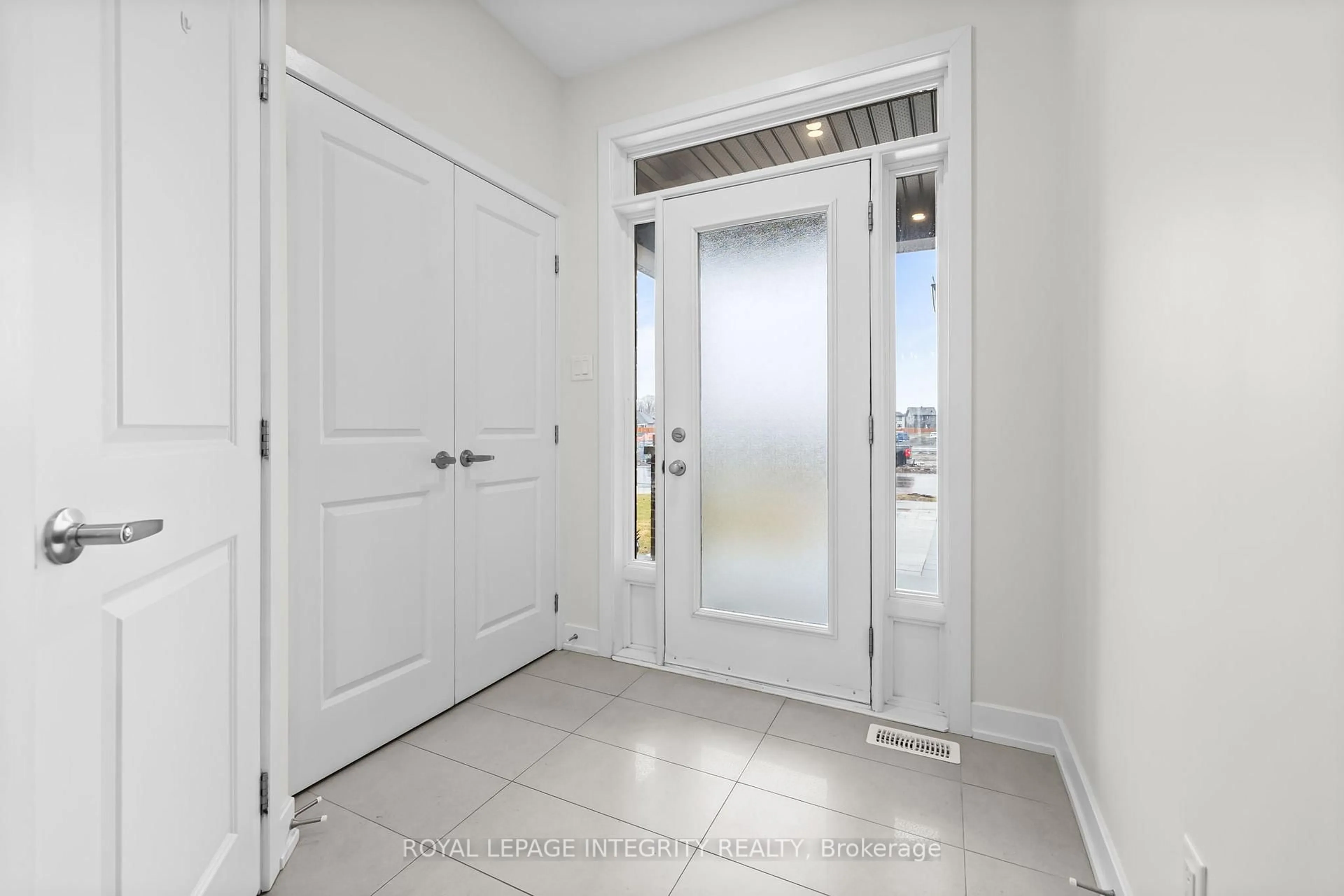 Indoor entryway for 744 Cope Dr, Ottawa Ontario K2S 2P8