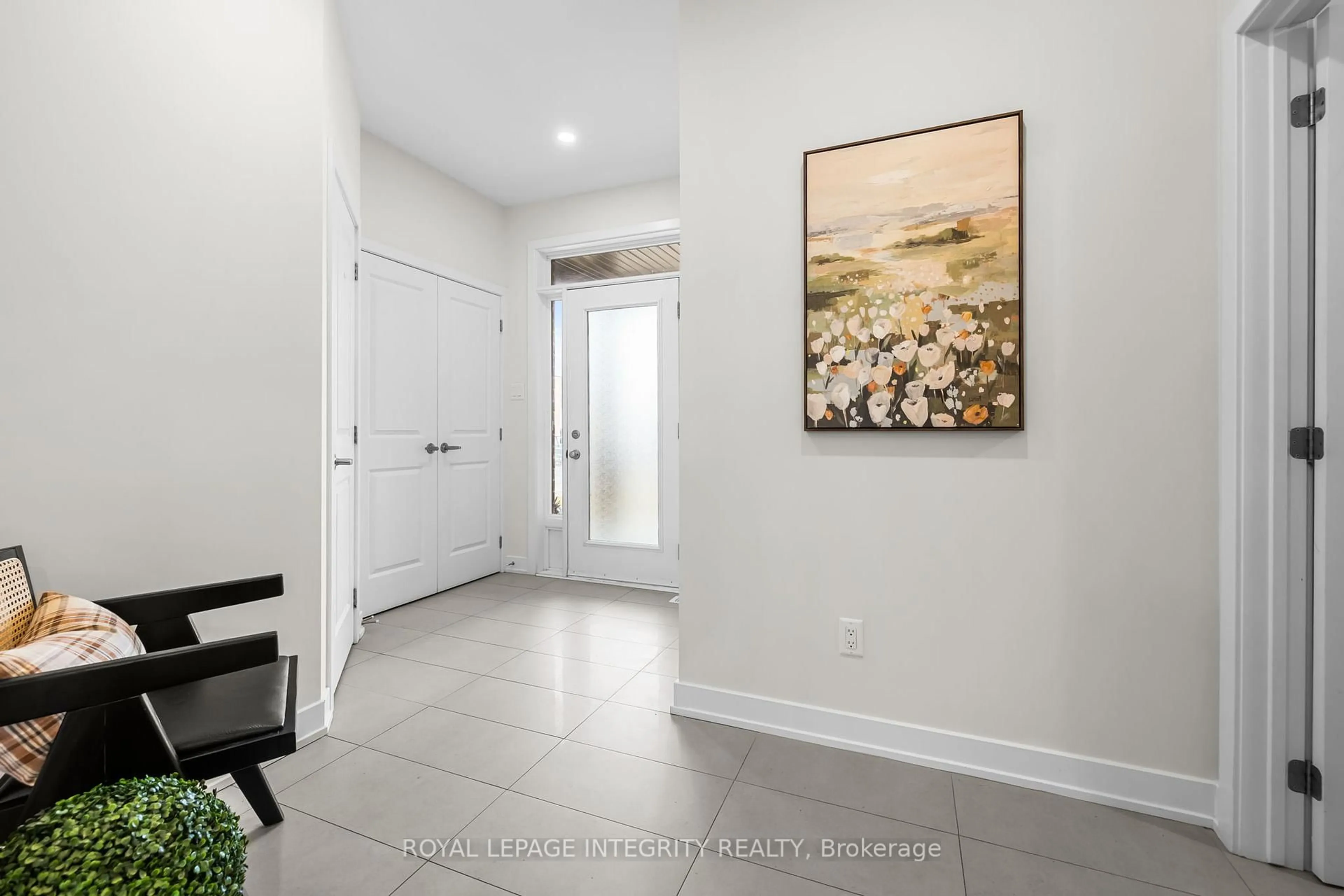 Indoor entryway for 744 Cope Dr, Ottawa Ontario K2S 2P8