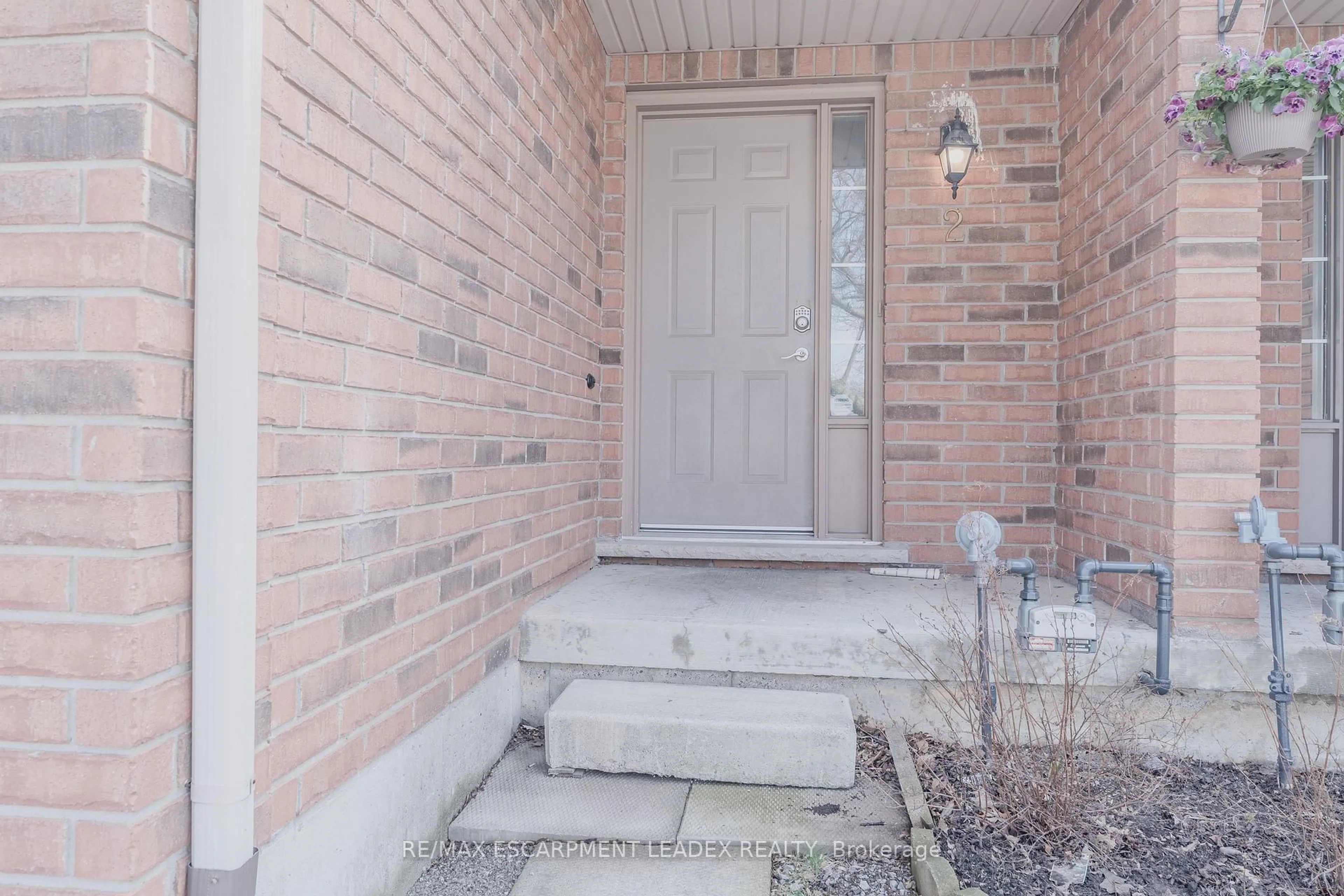 Indoor entryway for 171 HIGHBURY Dr #2, Hamilton Ontario L8J 3Y9