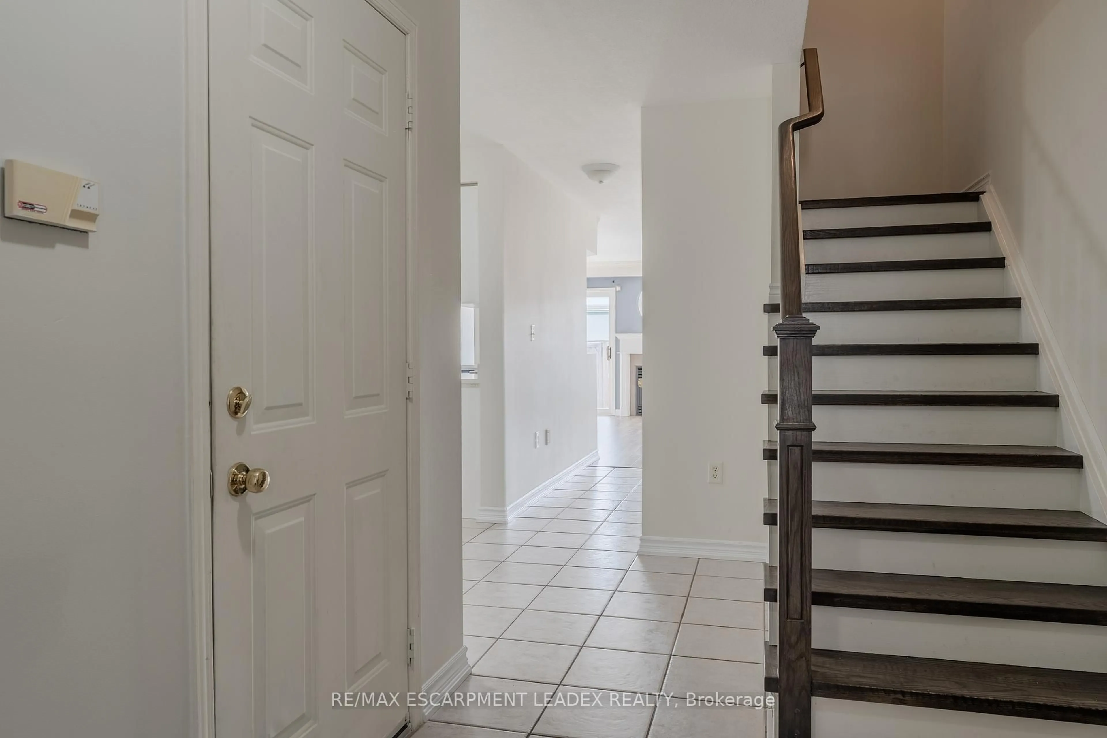 Indoor entryway for 171 HIGHBURY Dr #2, Hamilton Ontario L8J 3Y9