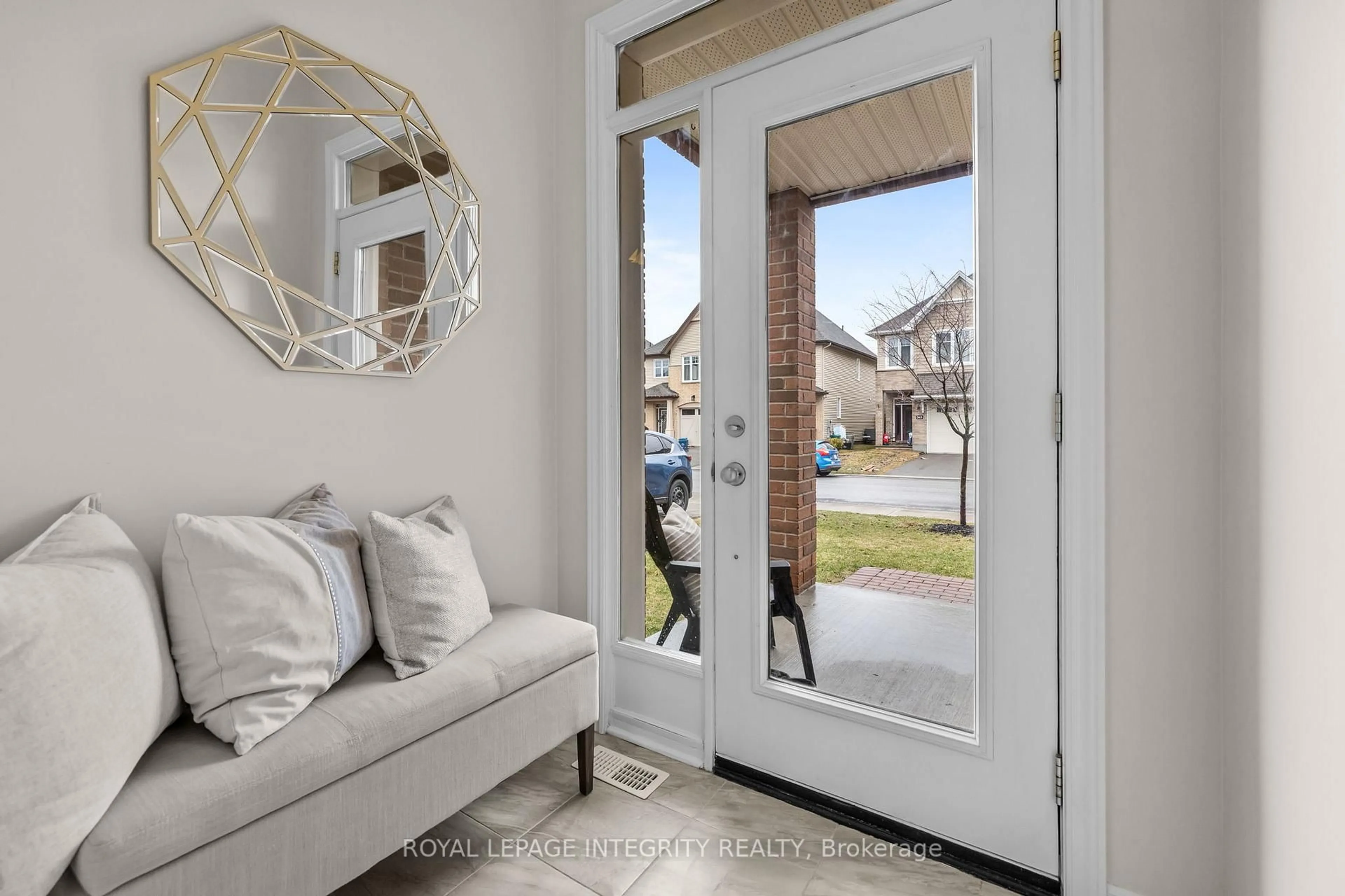 Indoor entryway for 362 Warmstone Dr, Ottawa Ontario K2S 0W3