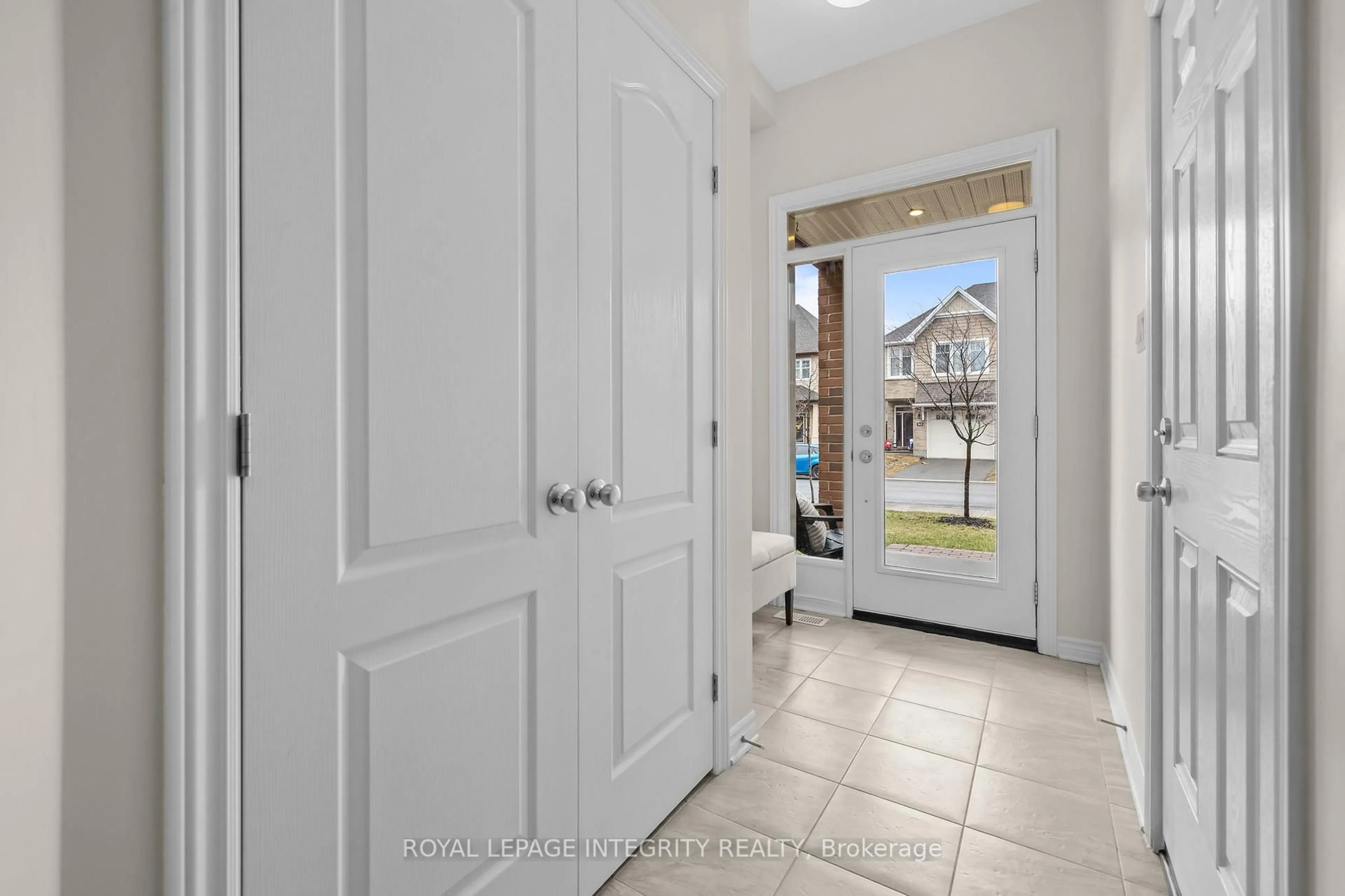 Indoor entryway for 362 Warmstone Dr, Ottawa Ontario K2S 0W3