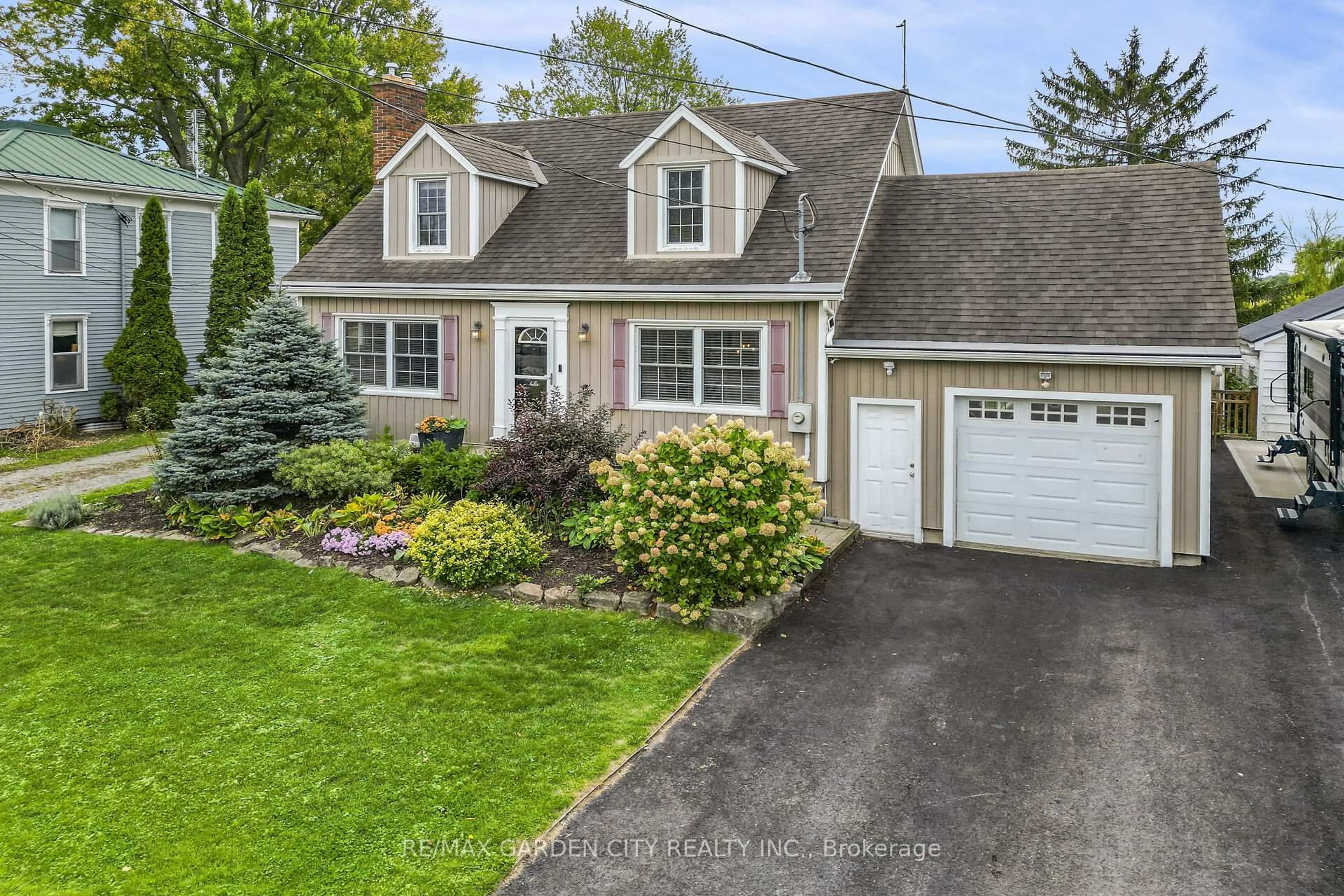 Home with vinyl exterior material, street for 5124 Canborough Rd, West Lincoln Ontario L0R 2J0