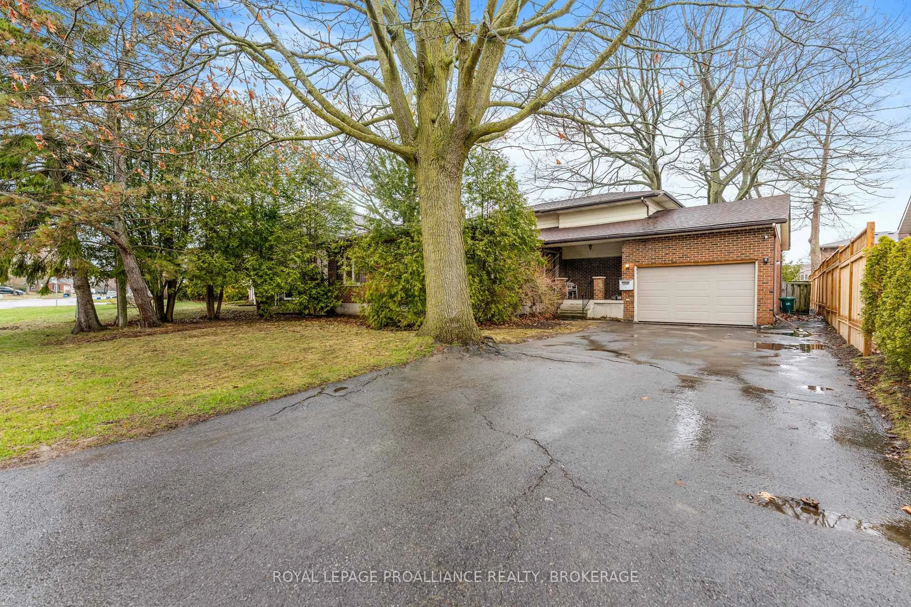 A pic from outside/outdoor area/front of a property/back of a property/a pic from drone, street for 530 Roosevelt Dr, Kingston Ontario K7M 4B1