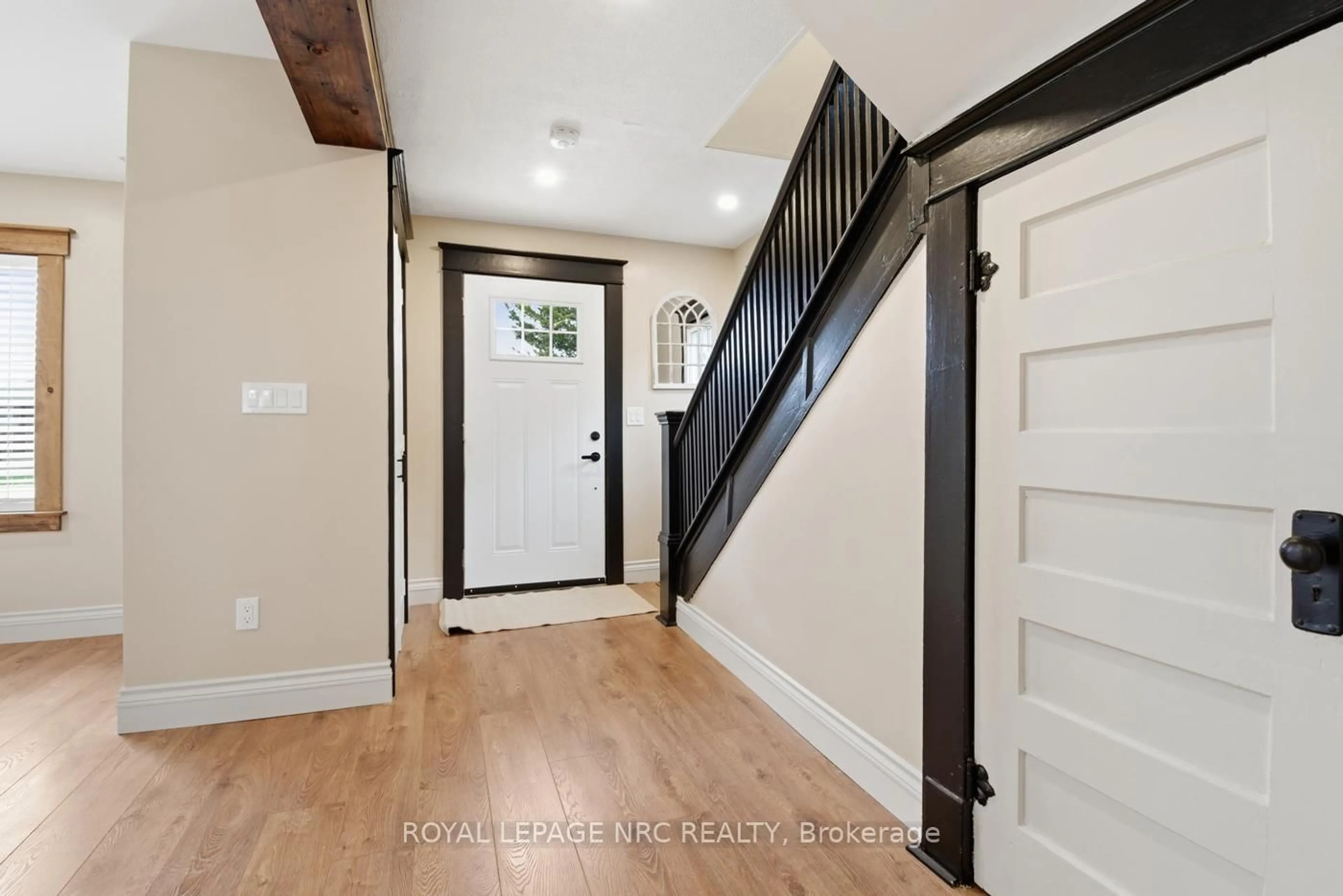 Indoor entryway for 117 Humboldt Pkwy, Port Colborne Ontario L3K 2H3