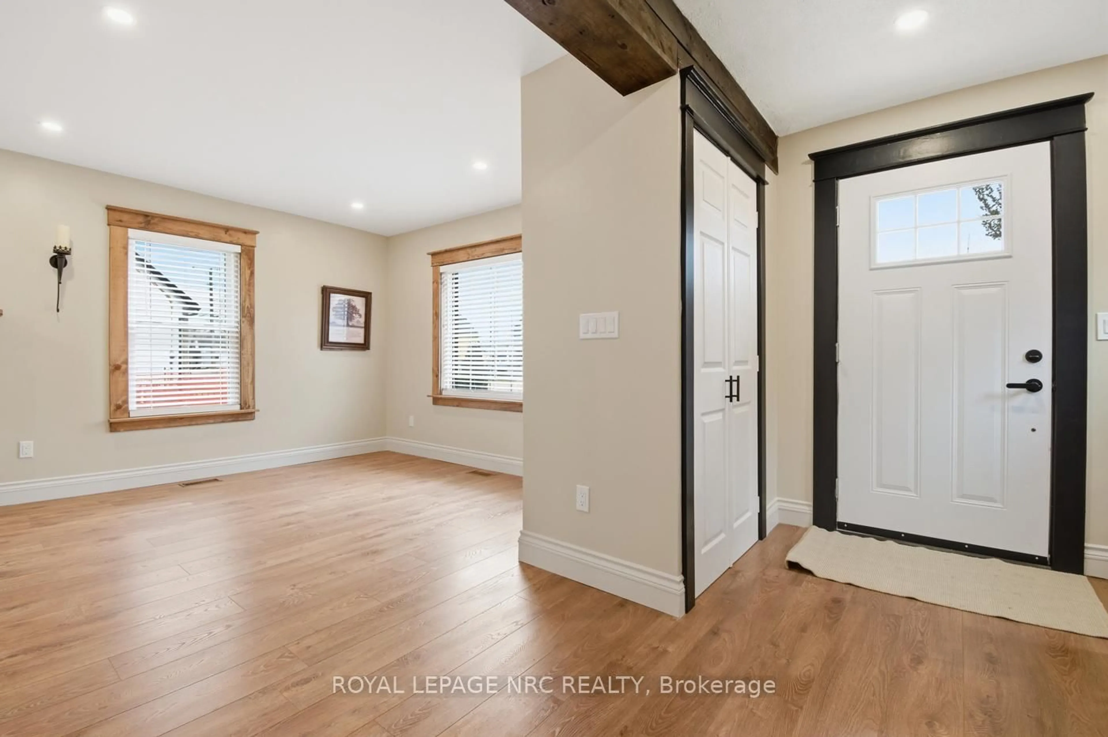 Indoor entryway for 117 Humboldt Pkwy, Port Colborne Ontario L3K 2H3