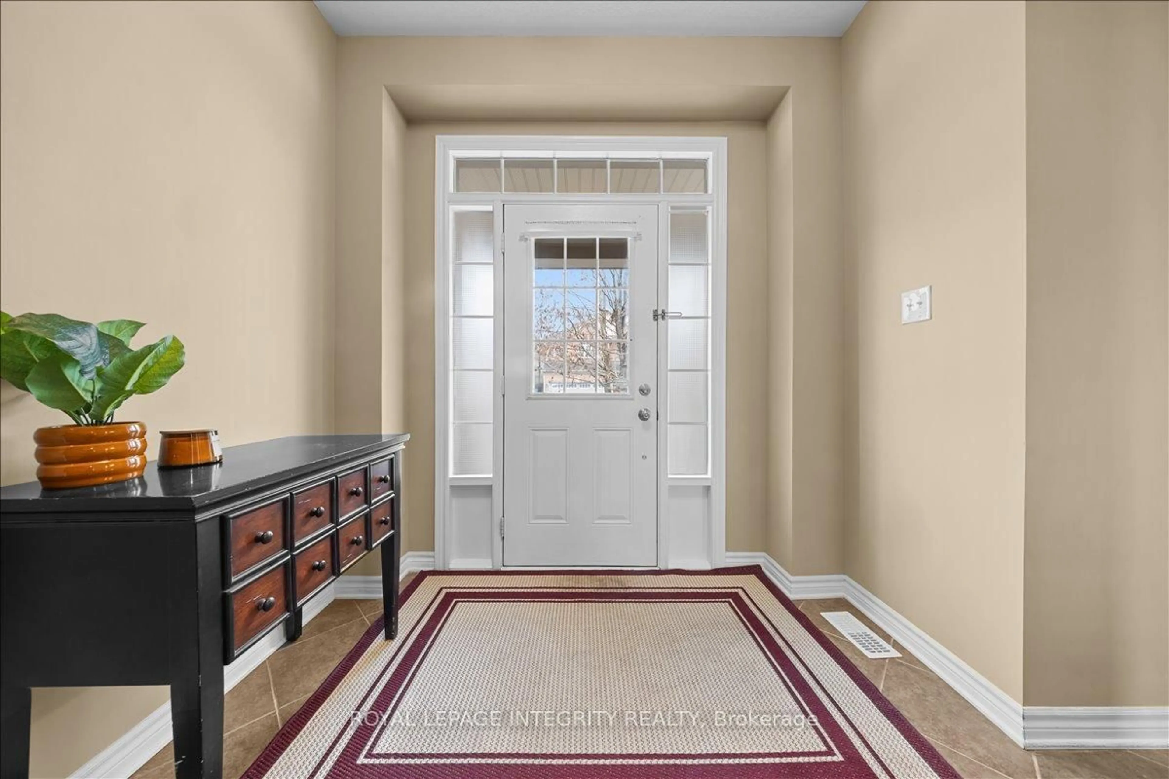 Indoor entryway for 638 Rosehill Ave, Ottawa Ontario K2S 0K2