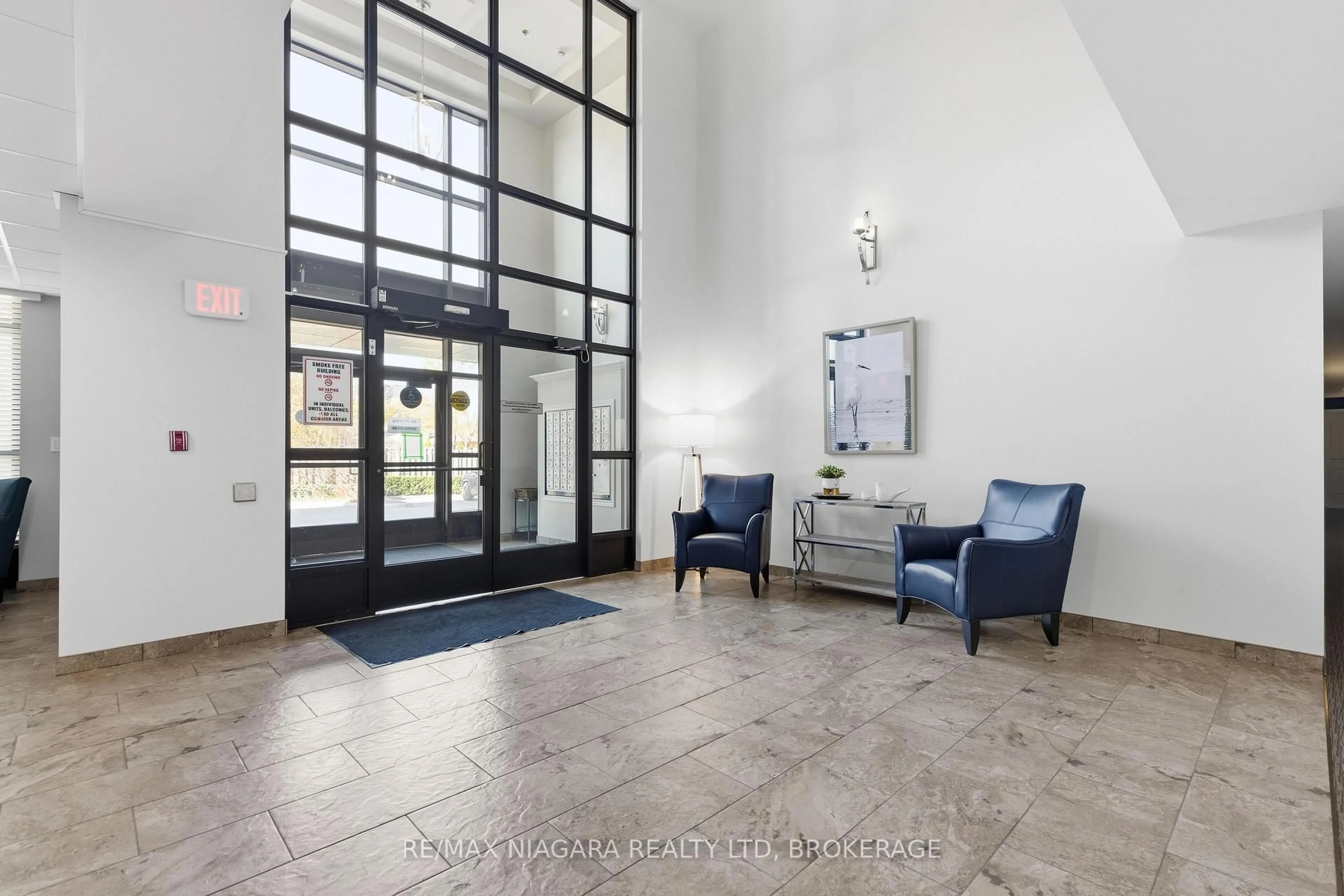 Indoor foyer for 379 Scott St #209, St. Catharines Ontario L2M 3W2