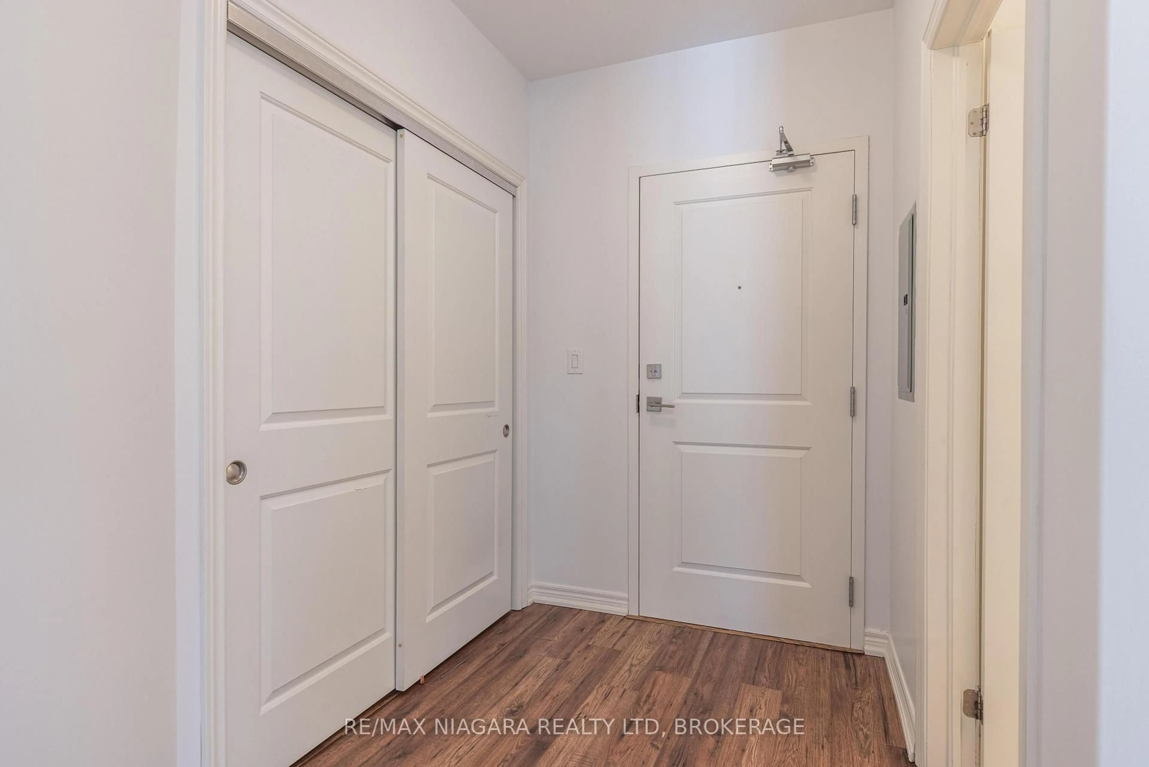 Indoor entryway for 379 Scott St #209, St. Catharines Ontario L2M 3W2