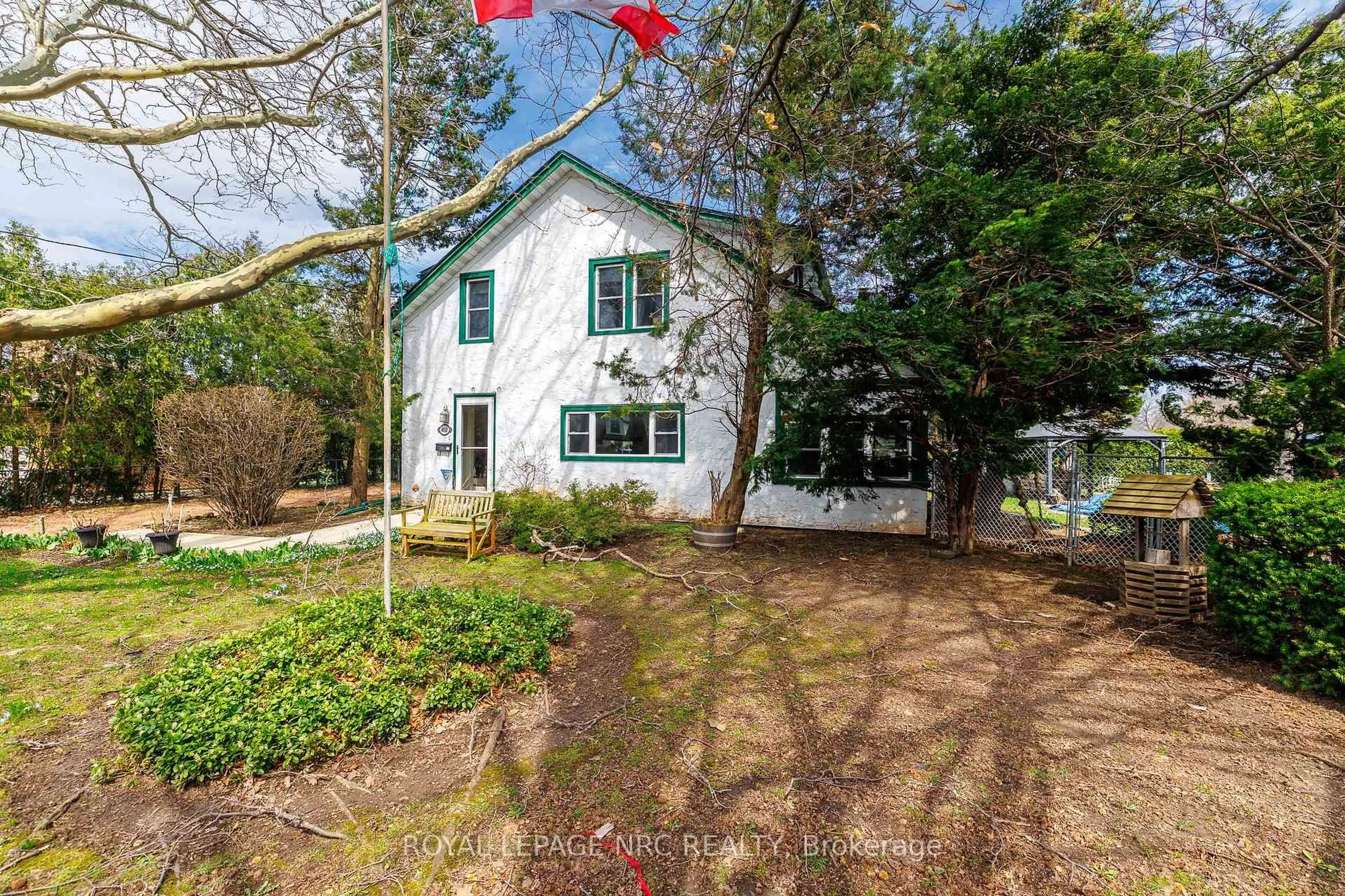 A pic from outside/outdoor area/front of a property/back of a property/a pic from drone, street for 6511 Riall St, Niagara Falls Ontario L2J 1Z4