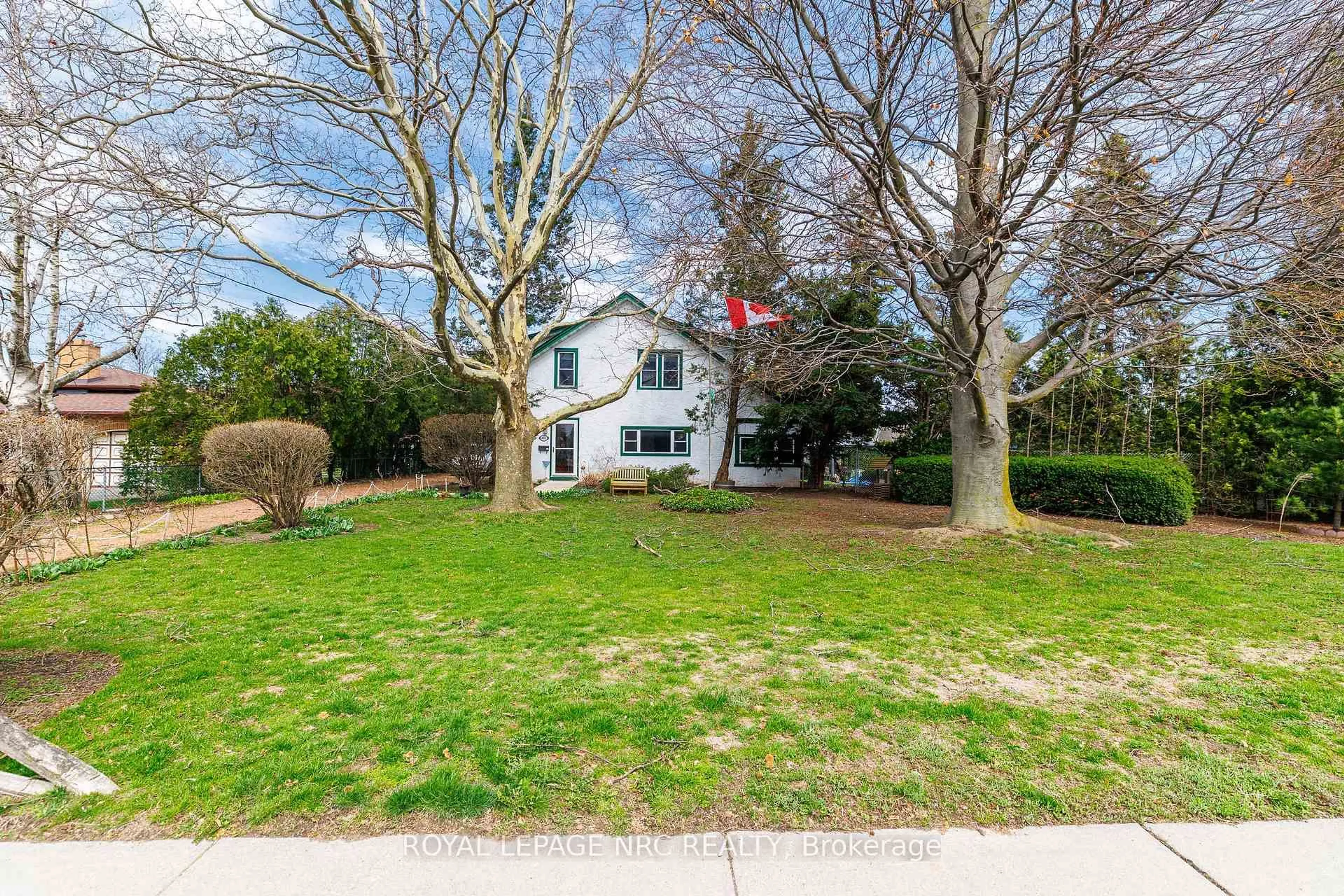 A pic from outside/outdoor area/front of a property/back of a property/a pic from drone, street for 6511 Riall St, Niagara Falls Ontario L2J 1Z4