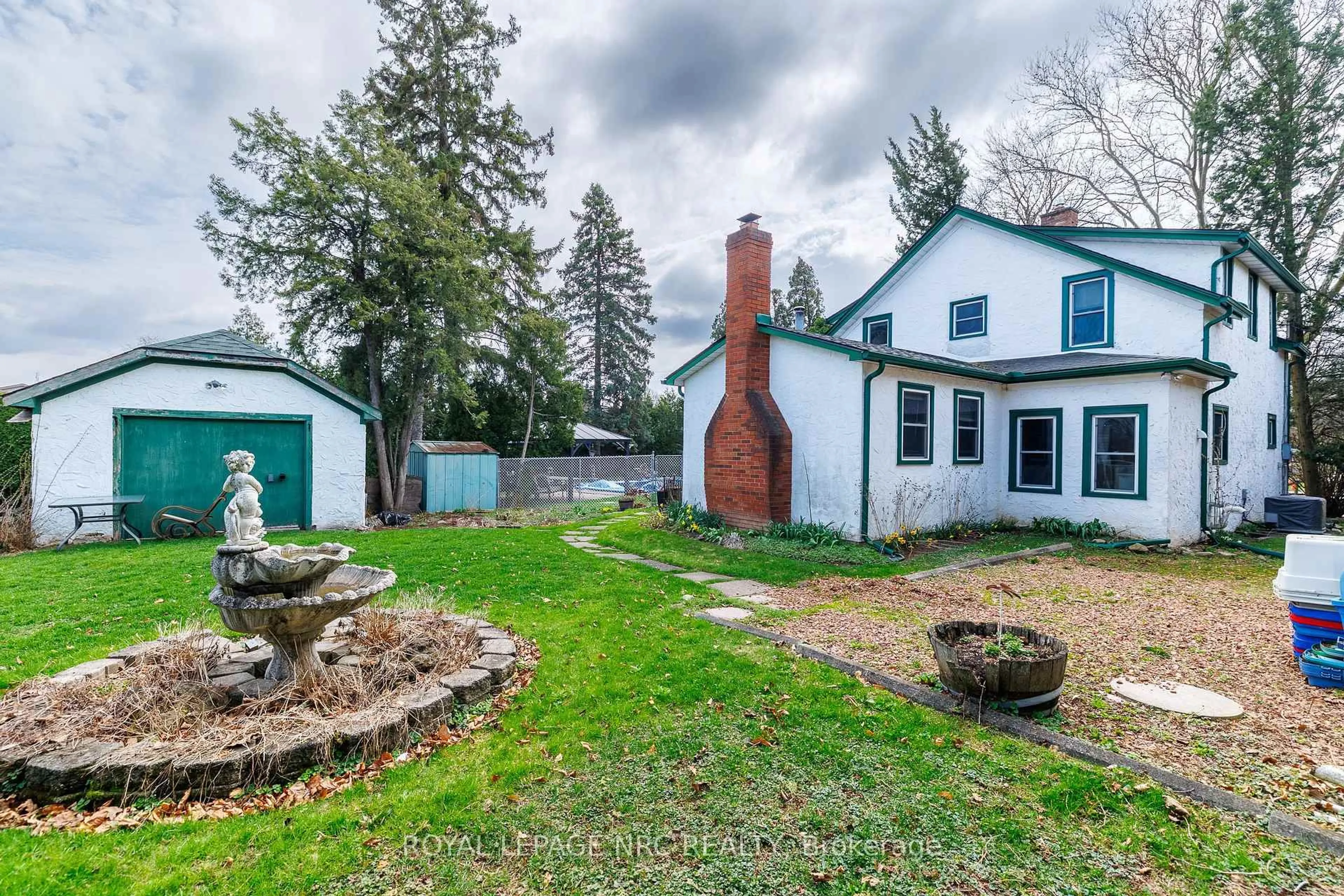 A pic from outside/outdoor area/front of a property/back of a property/a pic from drone, street for 6511 Riall St, Niagara Falls Ontario L2J 1Z4