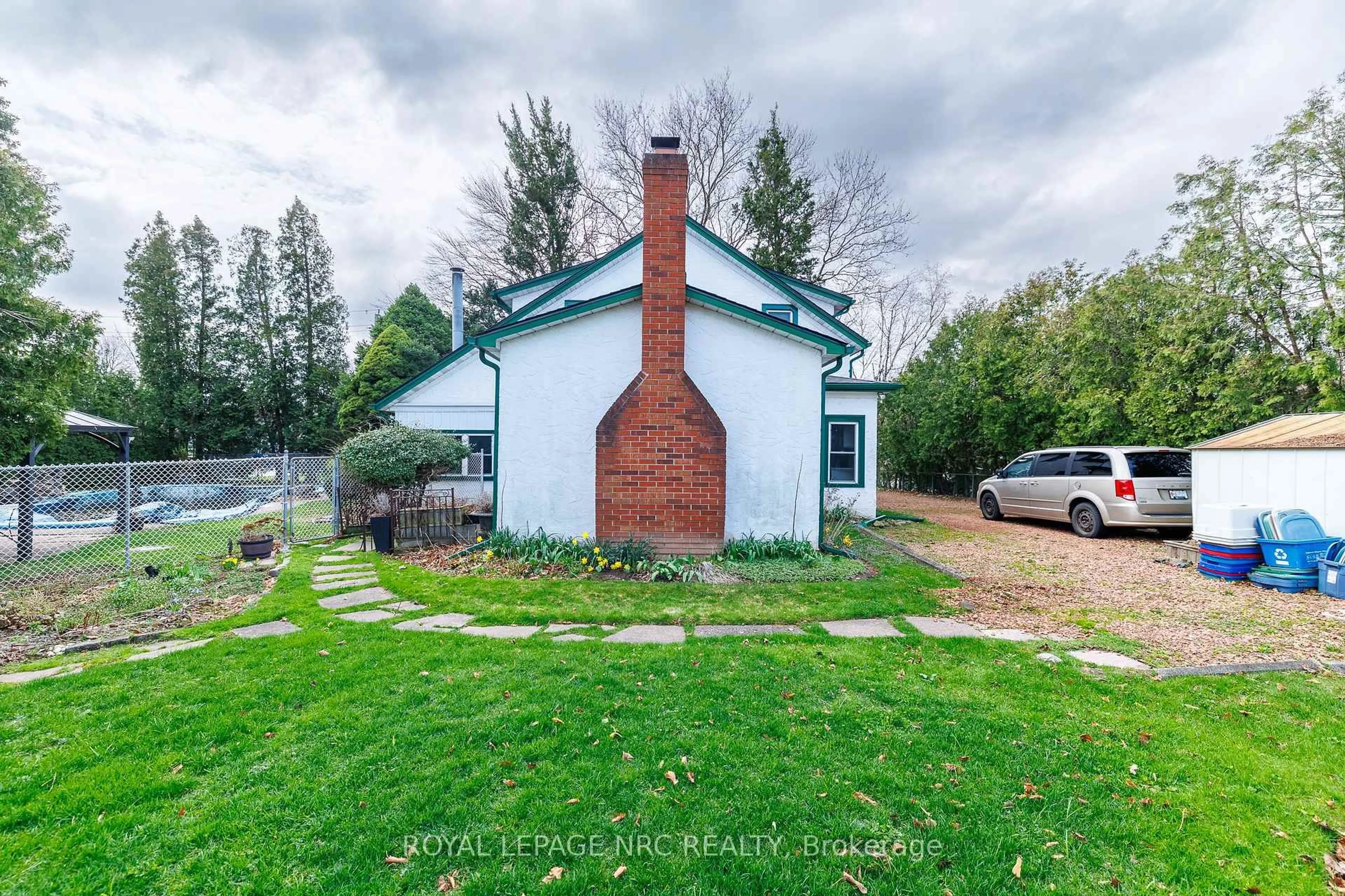 A pic from outside/outdoor area/front of a property/back of a property/a pic from drone, unknown for 6511 Riall St, Niagara Falls Ontario L2J 1Z4