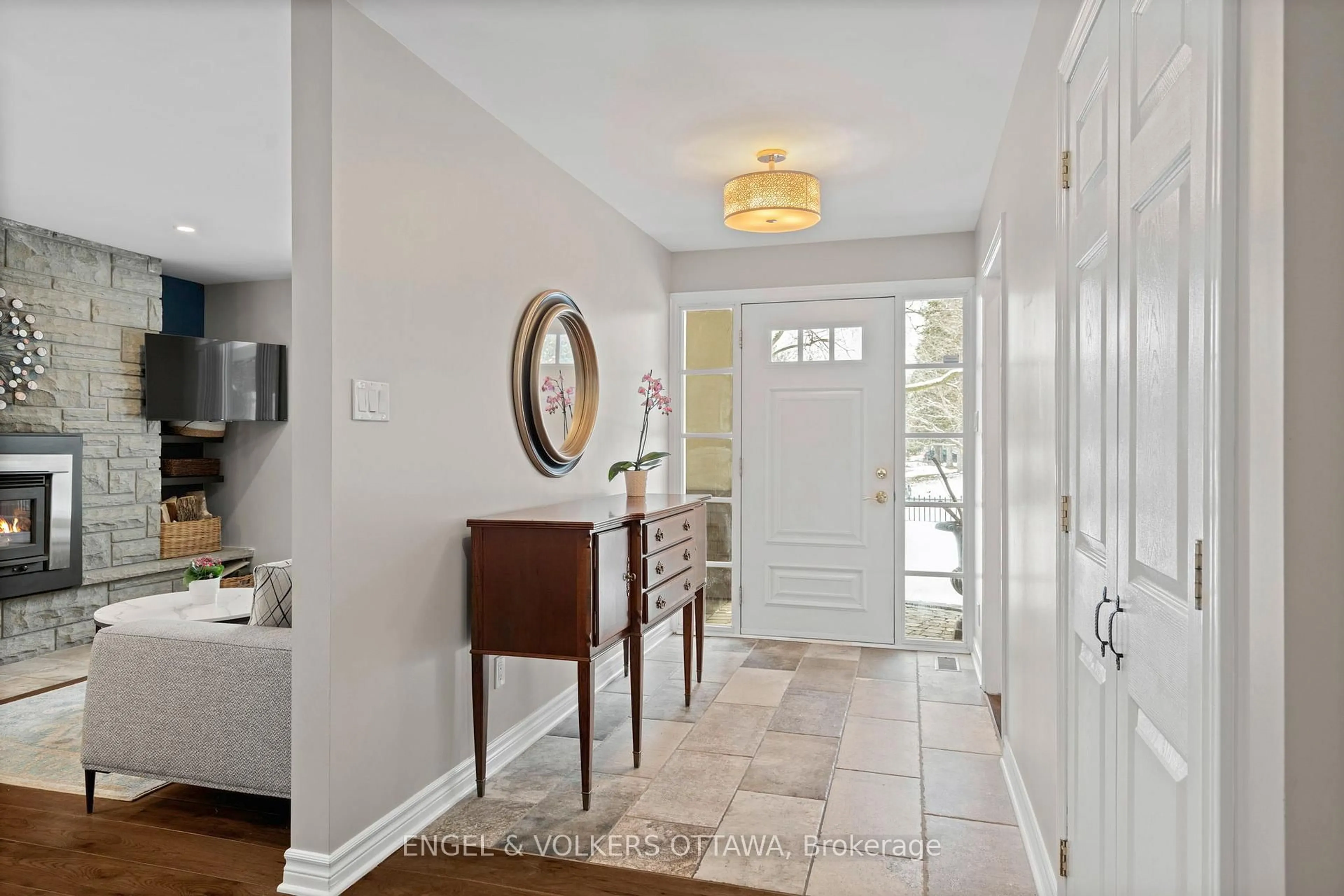 Indoor entryway for 3 Hazelwood Way, Ottawa Ontario K2C 3H1