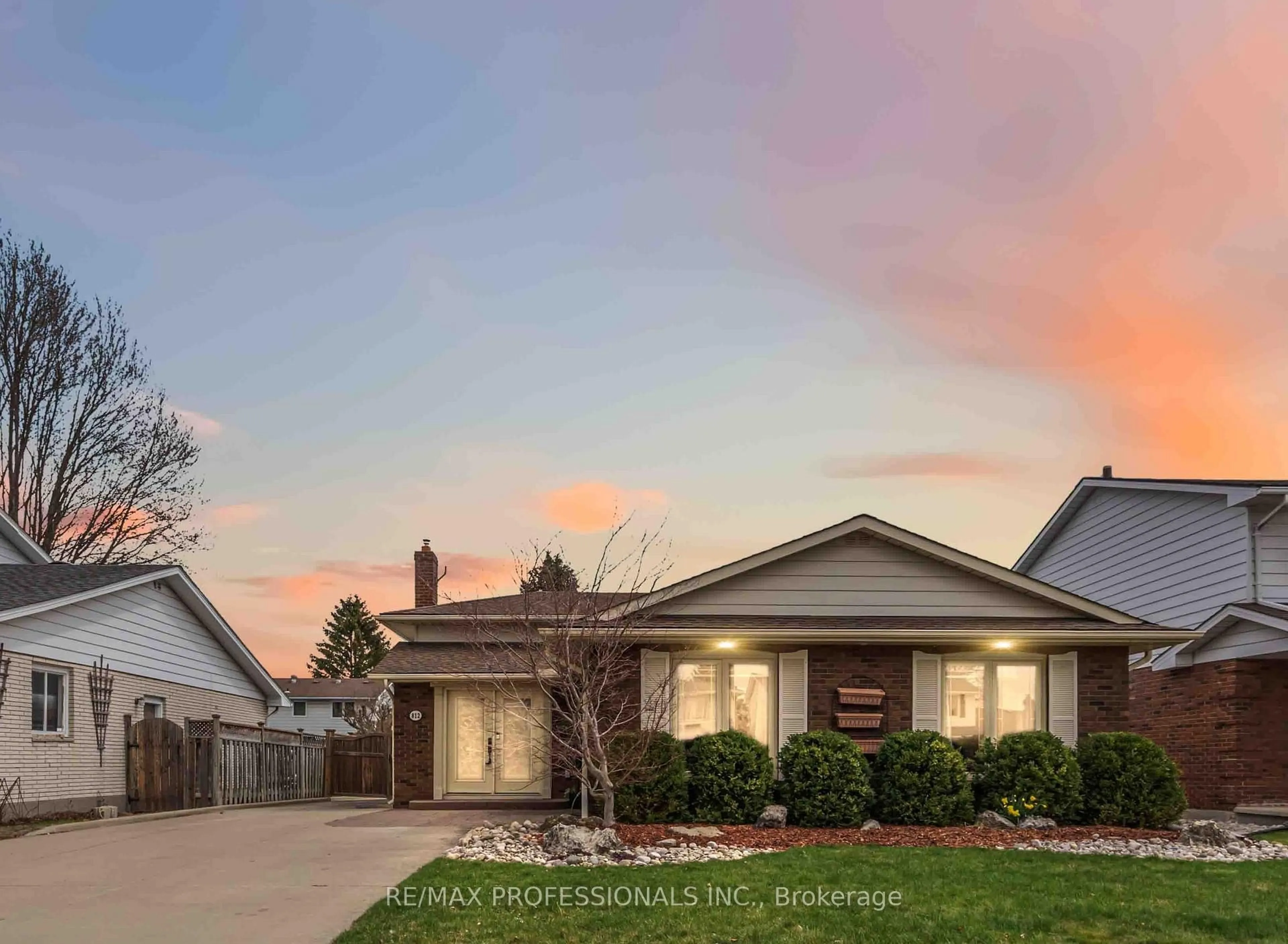 Home with brick exterior material, street for 812 Danbury Cres, Sarnia Ontario N7S 4L8