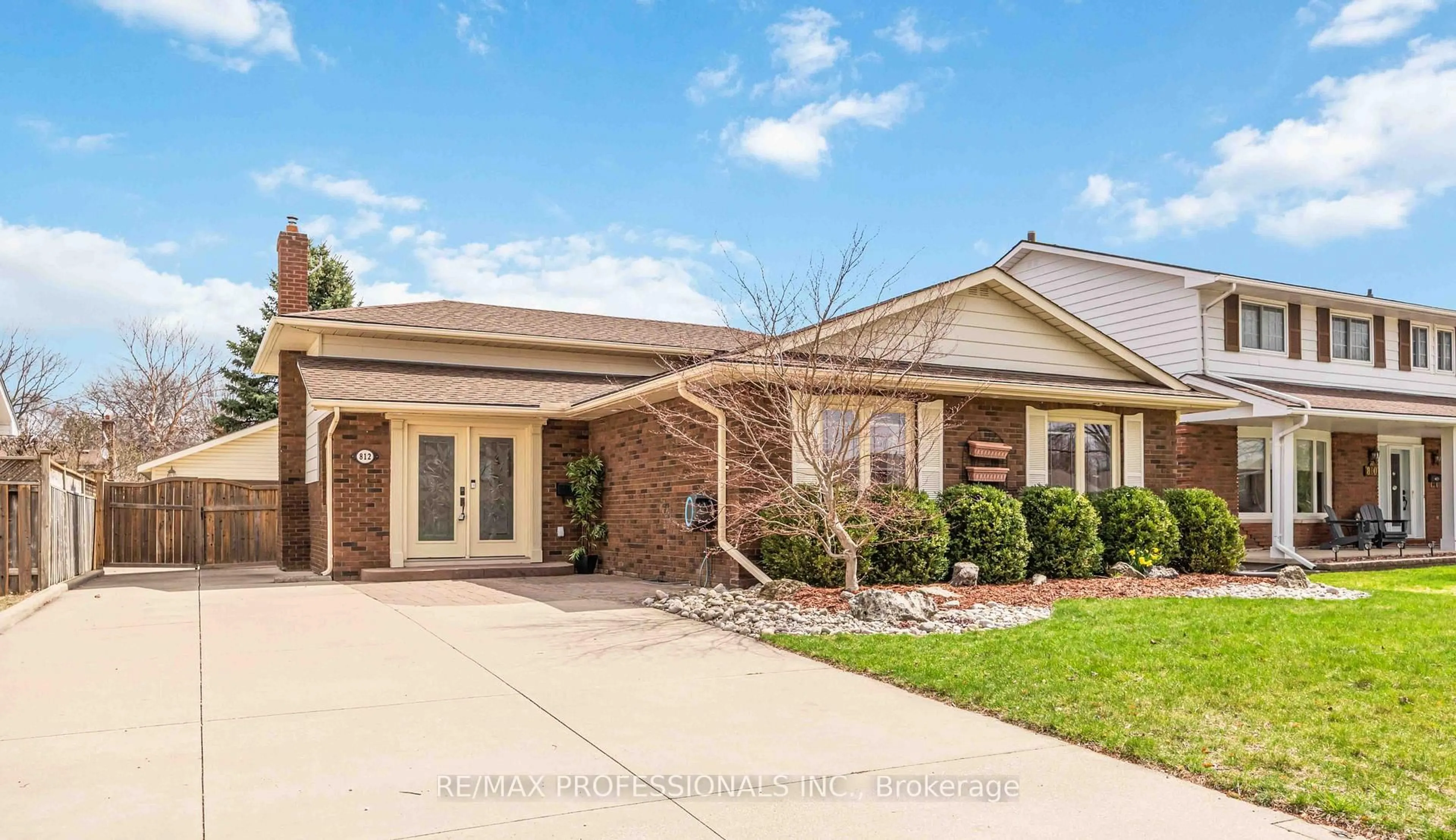 Home with brick exterior material, street for 812 Danbury Cres, Sarnia Ontario N7S 4L8