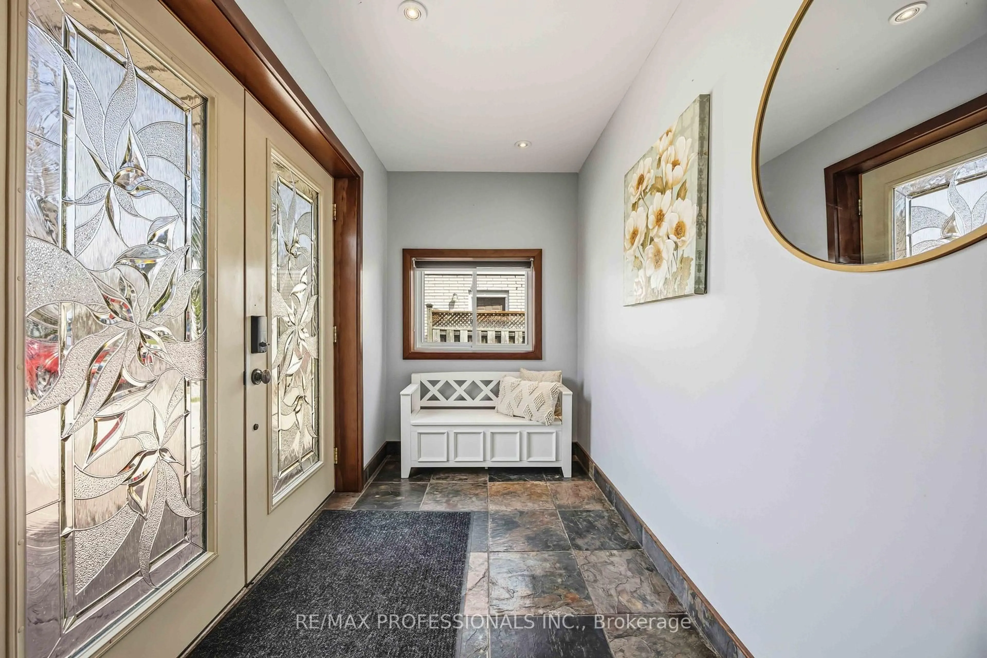 Indoor entryway for 812 Danbury Cres, Sarnia Ontario N7S 4L8