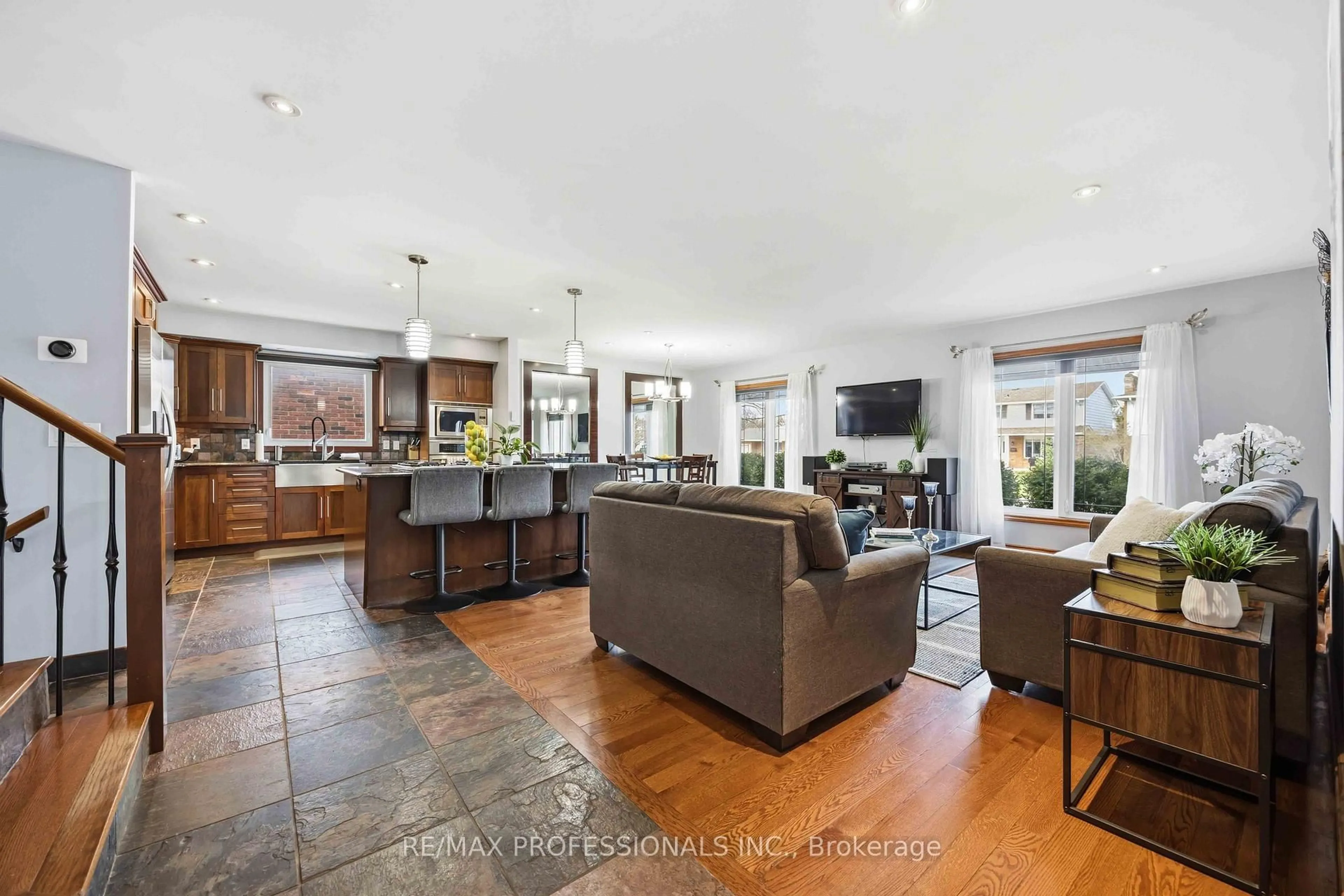 Open concept kitchen, ceramic/tile floor for 812 Danbury Cres, Sarnia Ontario N7S 4L8