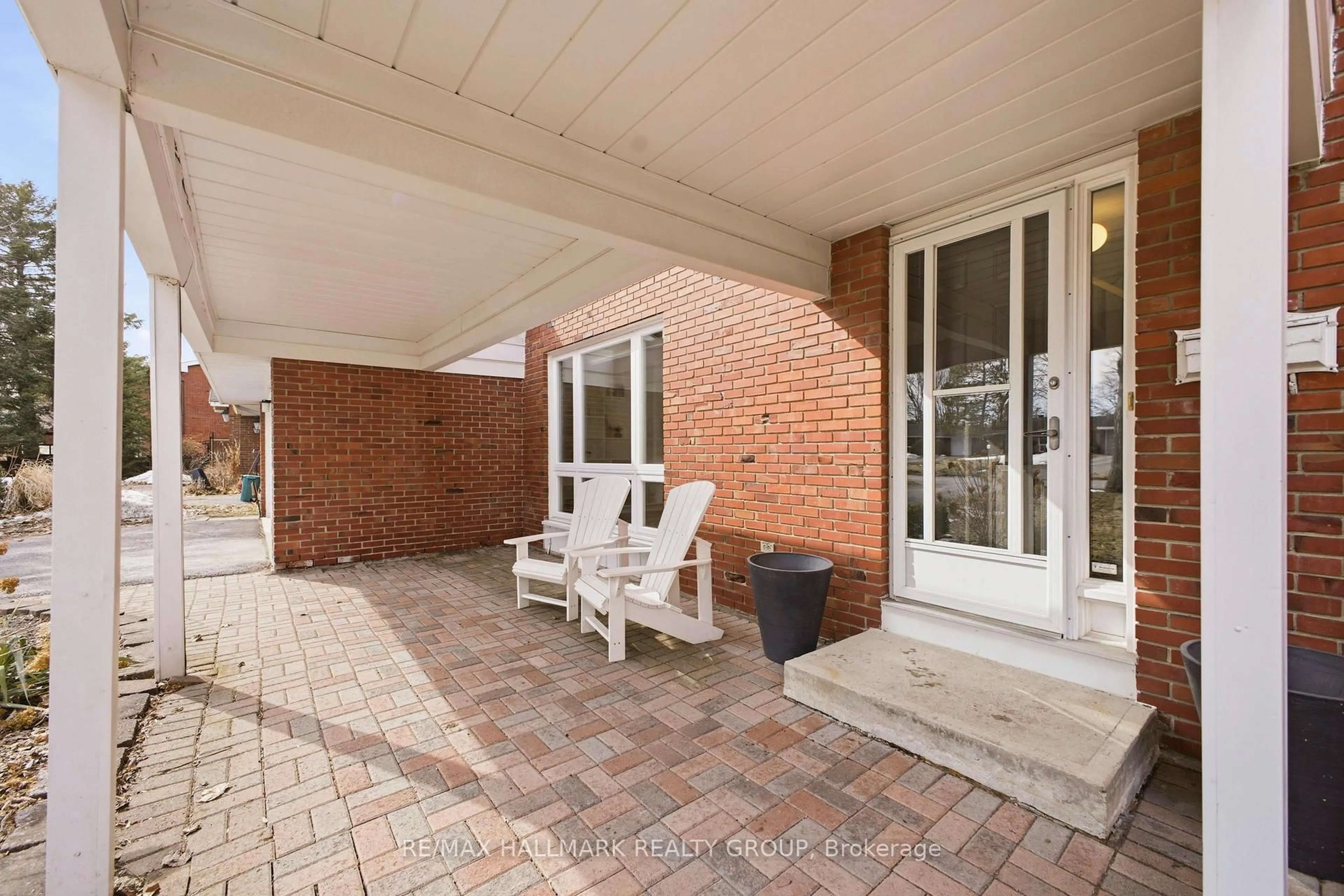 Patio, street for 57 Kingsford Crt, Kanata Ontario K2K 1T8