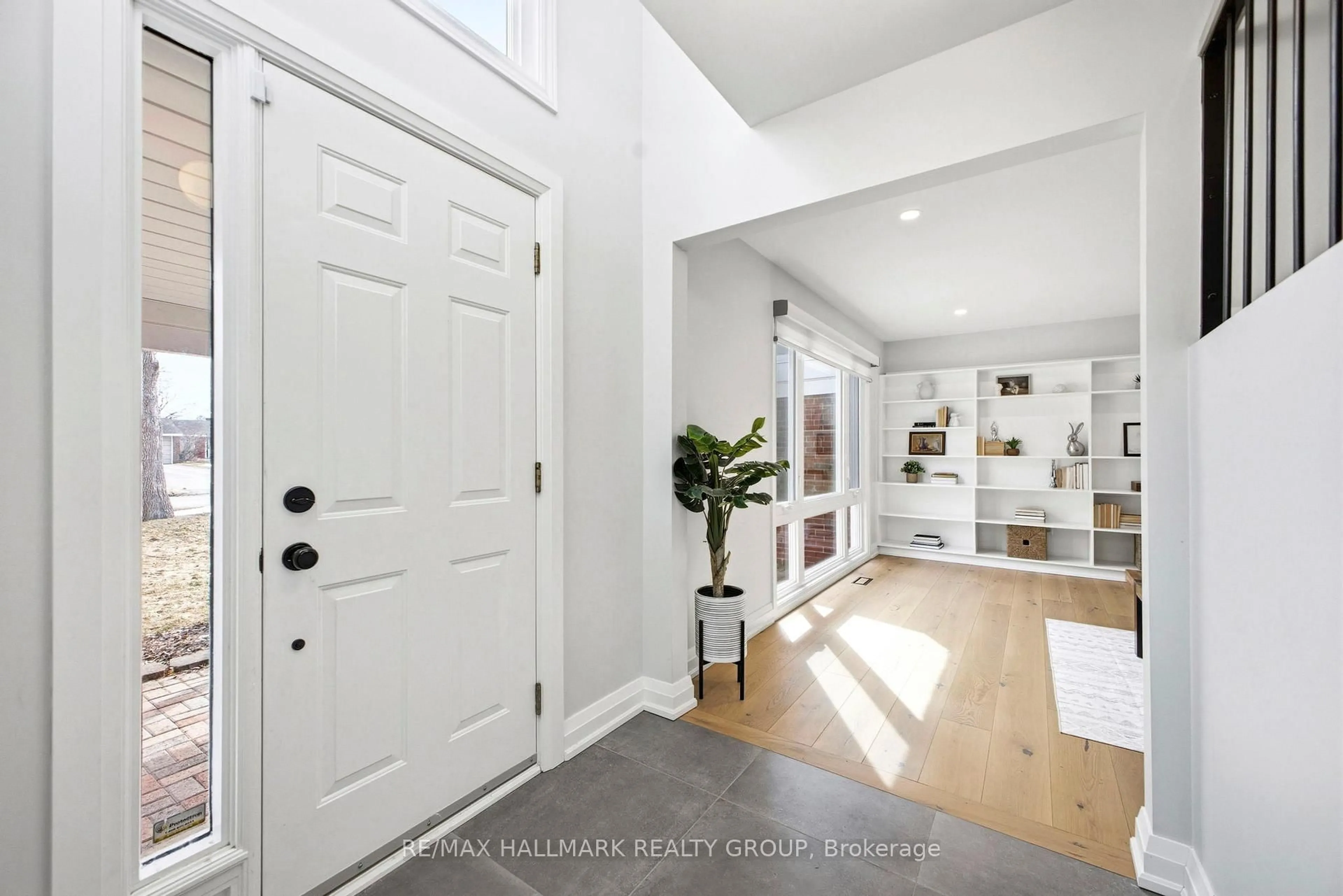 Indoor entryway for 57 Kingsford Crt, Kanata Ontario K2K 1T8