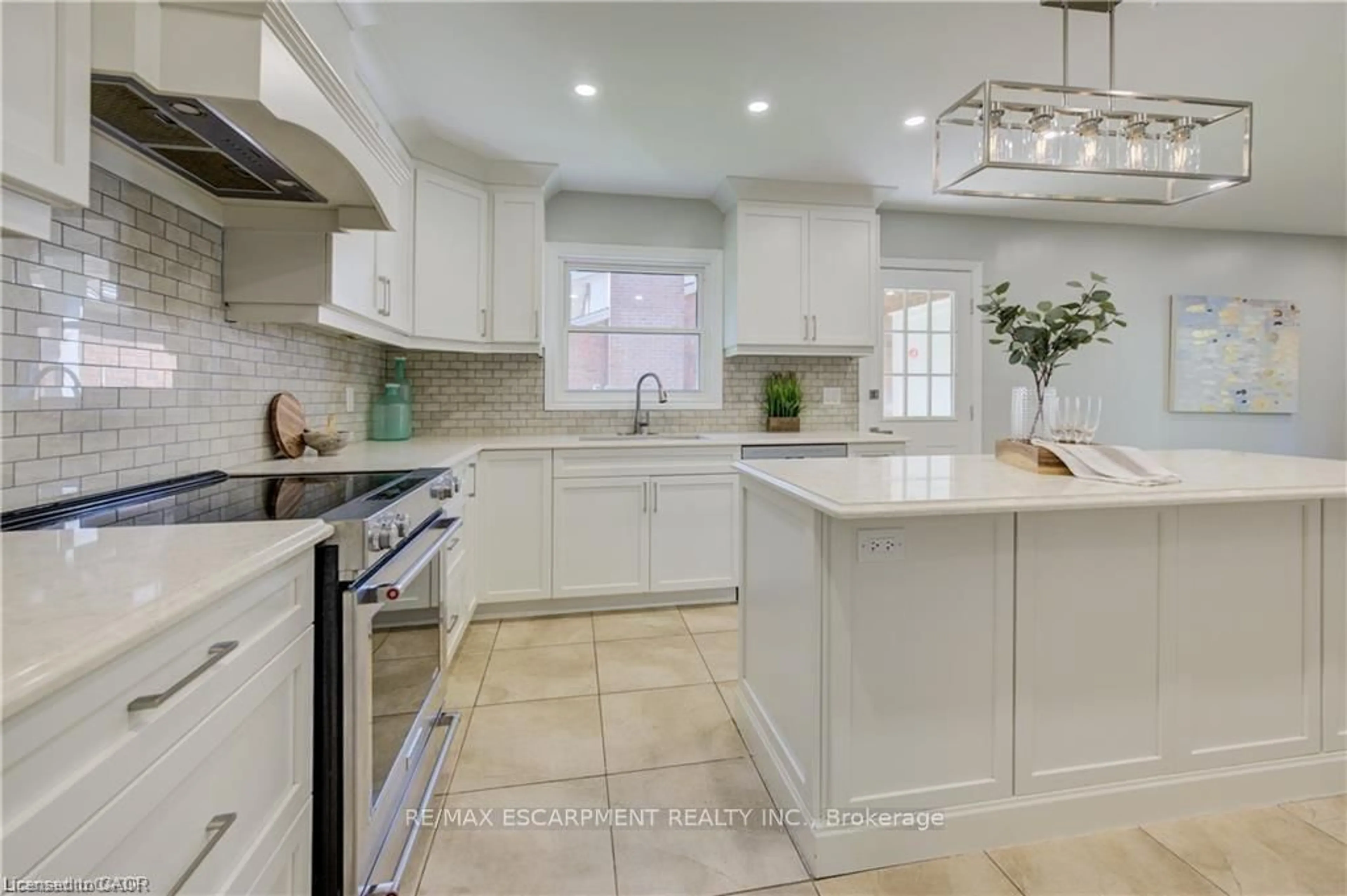 Open concept kitchen, ceramic/tile floor for 5180 Southgate Ave, Niagara Falls Ontario L2E 7G5