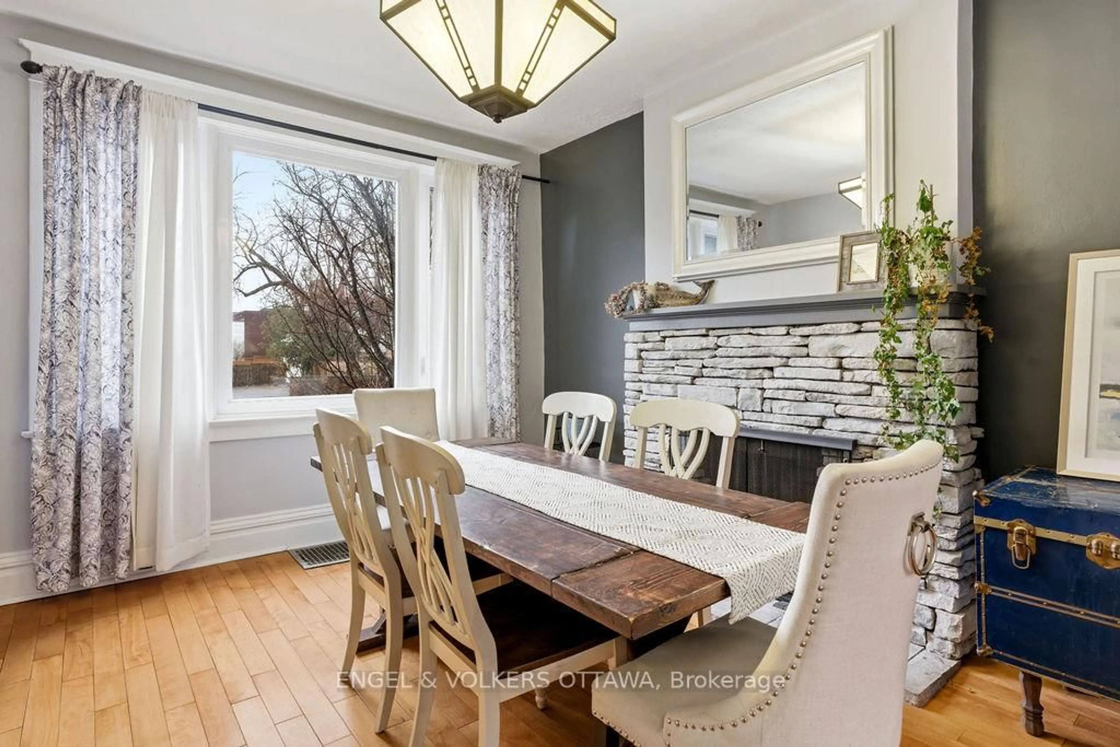 Dining room, wood/laminate floor for 475 Kent St, Ottawa Ontario K2P 2B6