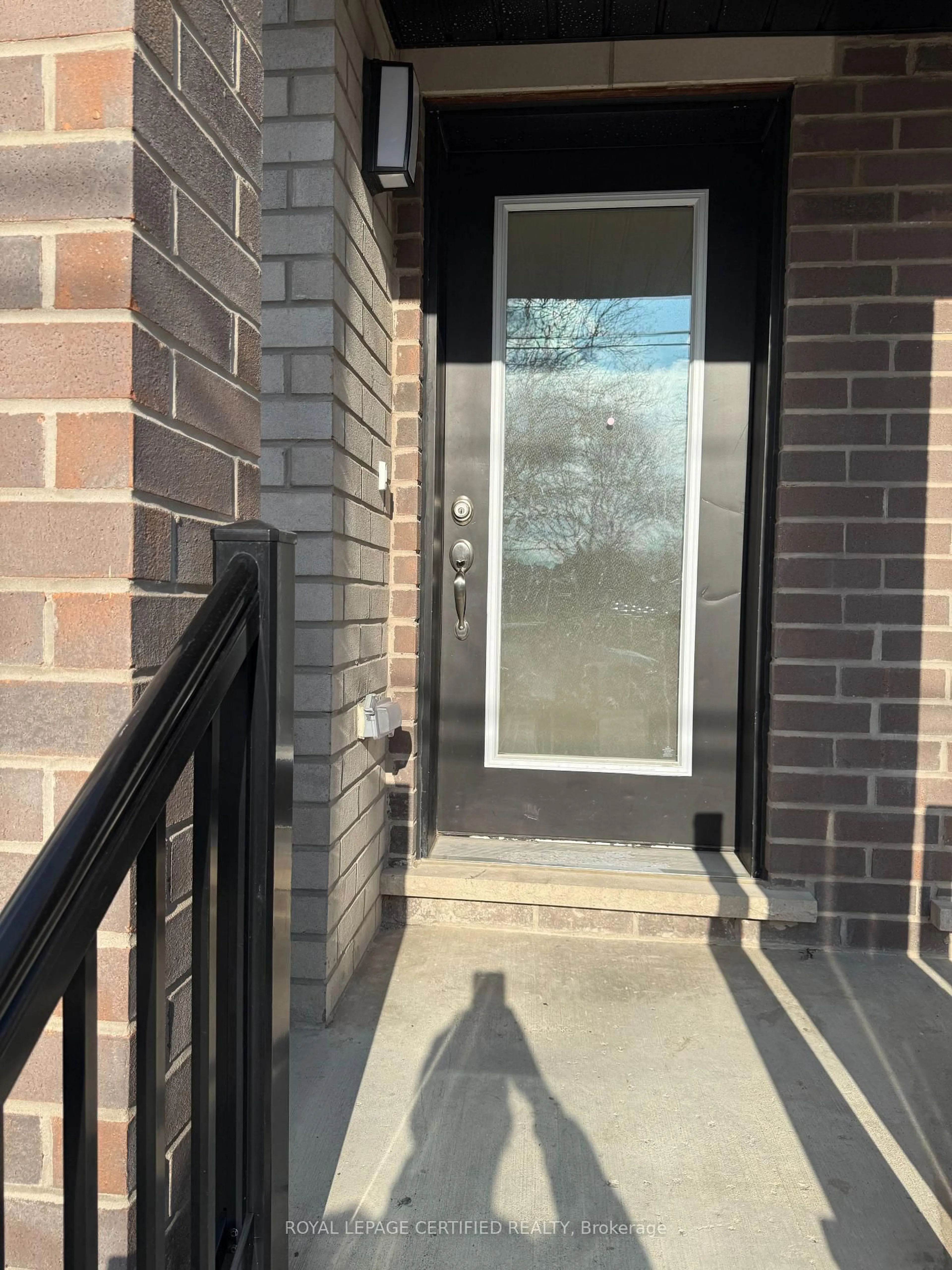 Indoor entryway for 585 Colborne St #404, Brantford Ontario N3S 0K4