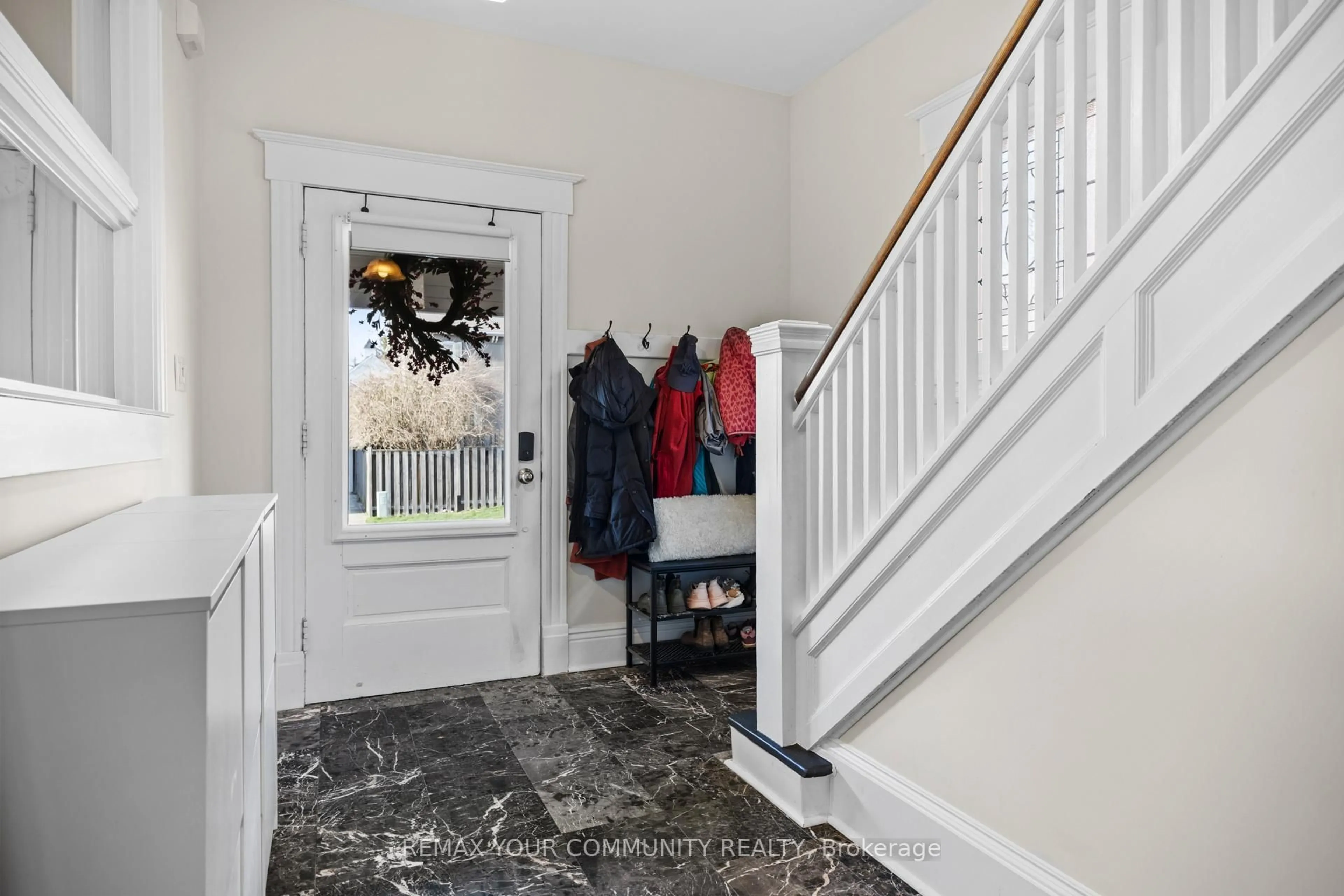 Indoor entryway for 20 VICTORIA St, St. Thomas Ontario N5R 2E5