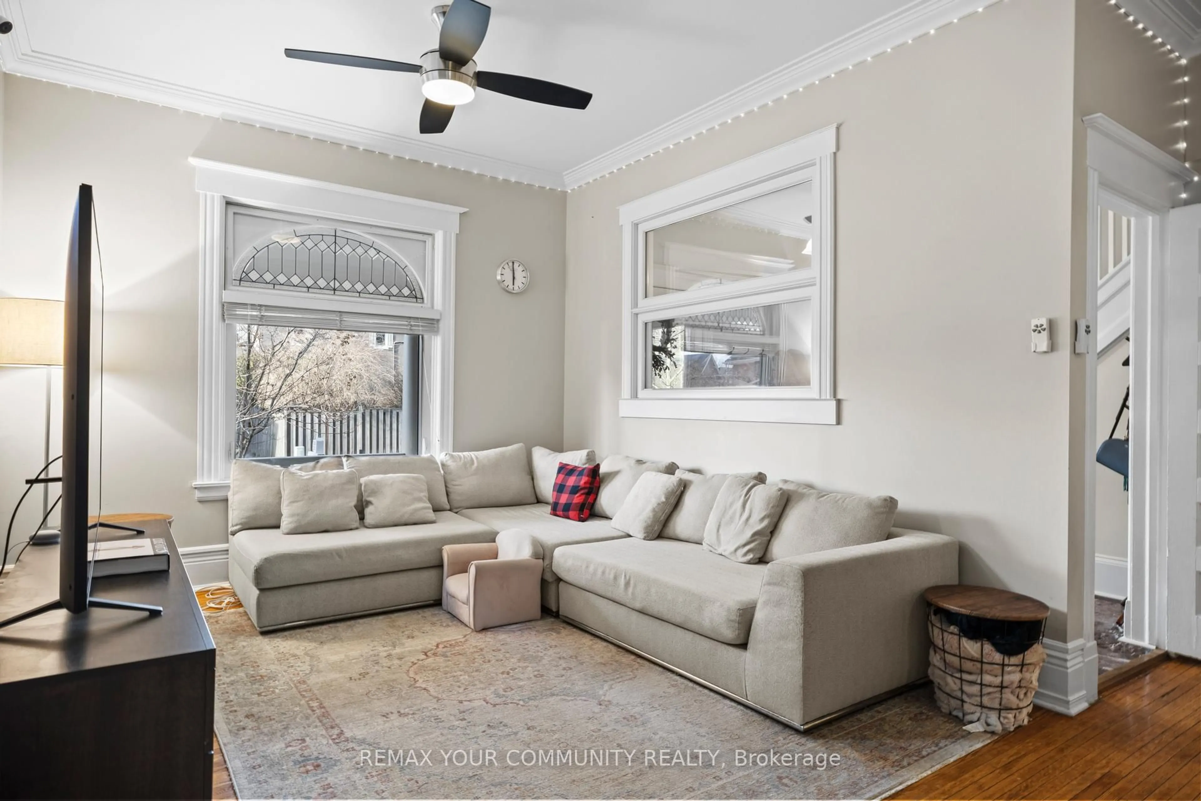 Living room with furniture, unknown for 20 VICTORIA St, St. Thomas Ontario N5R 2E5