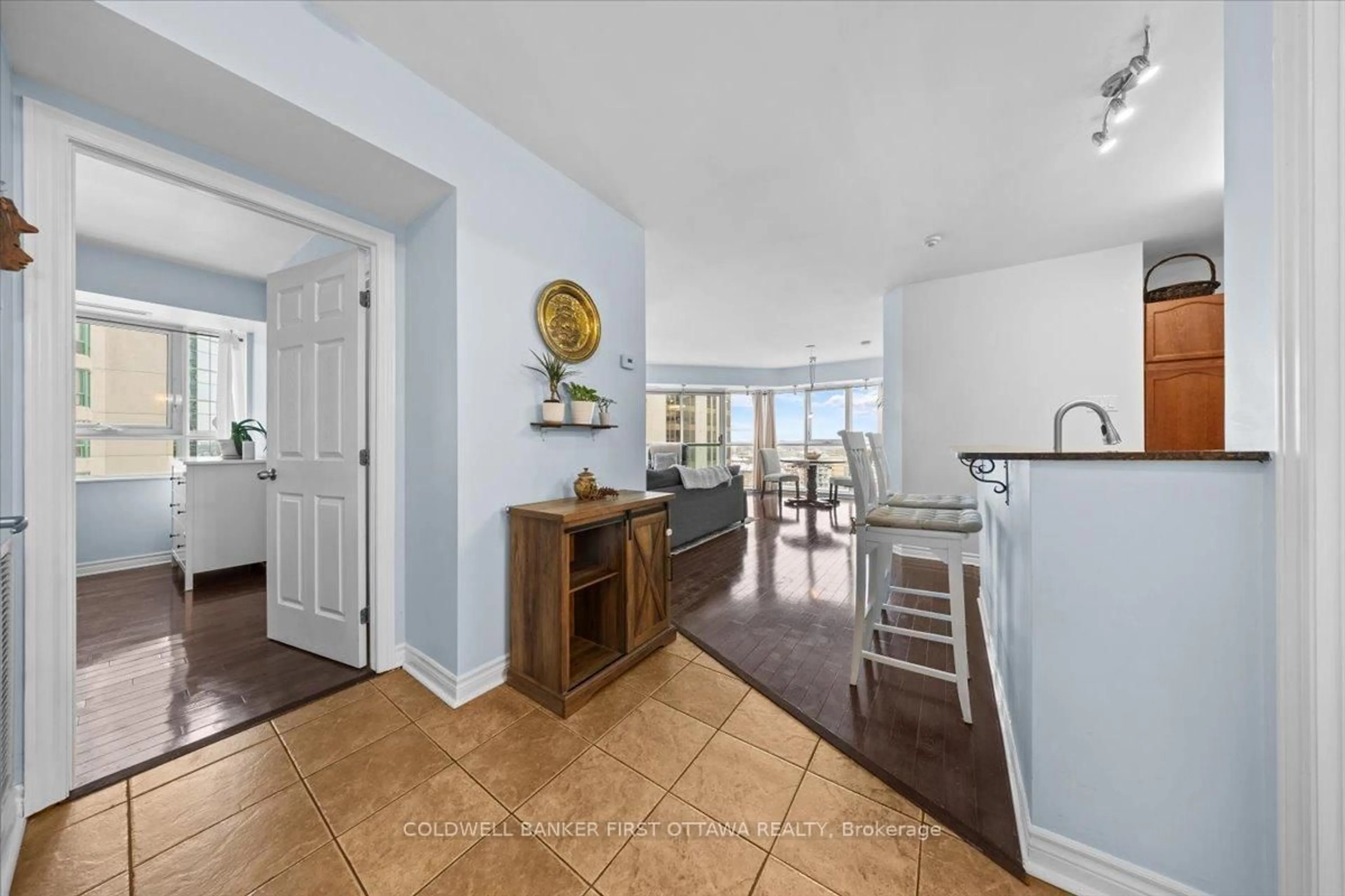 Unknown for 445 Laurier Ave #1401, Ottawa Ontario K1N 6R4