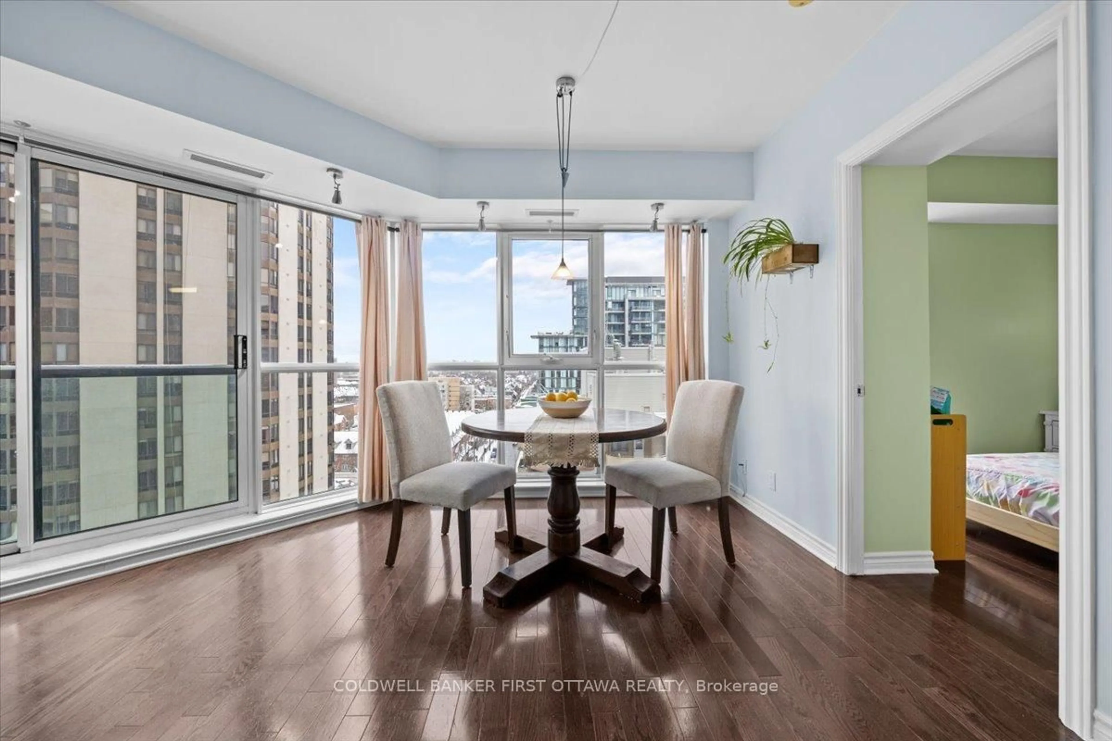 Dining room, wood/laminate floor for 445 Laurier Ave #1401, Ottawa Ontario K1N 6R4