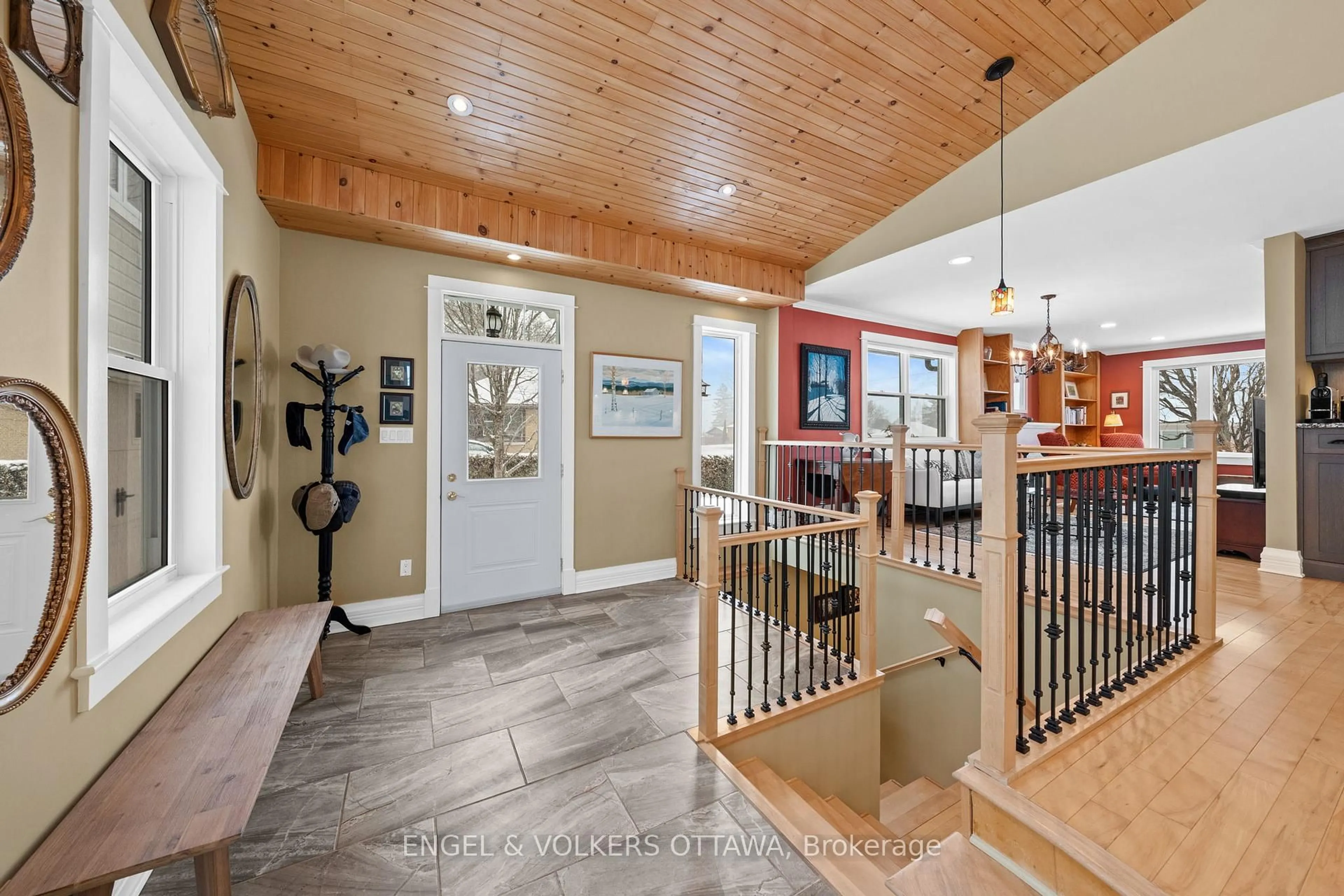 Indoor entryway for 1105 Edward St, Manotick Ontario K4M 1G8