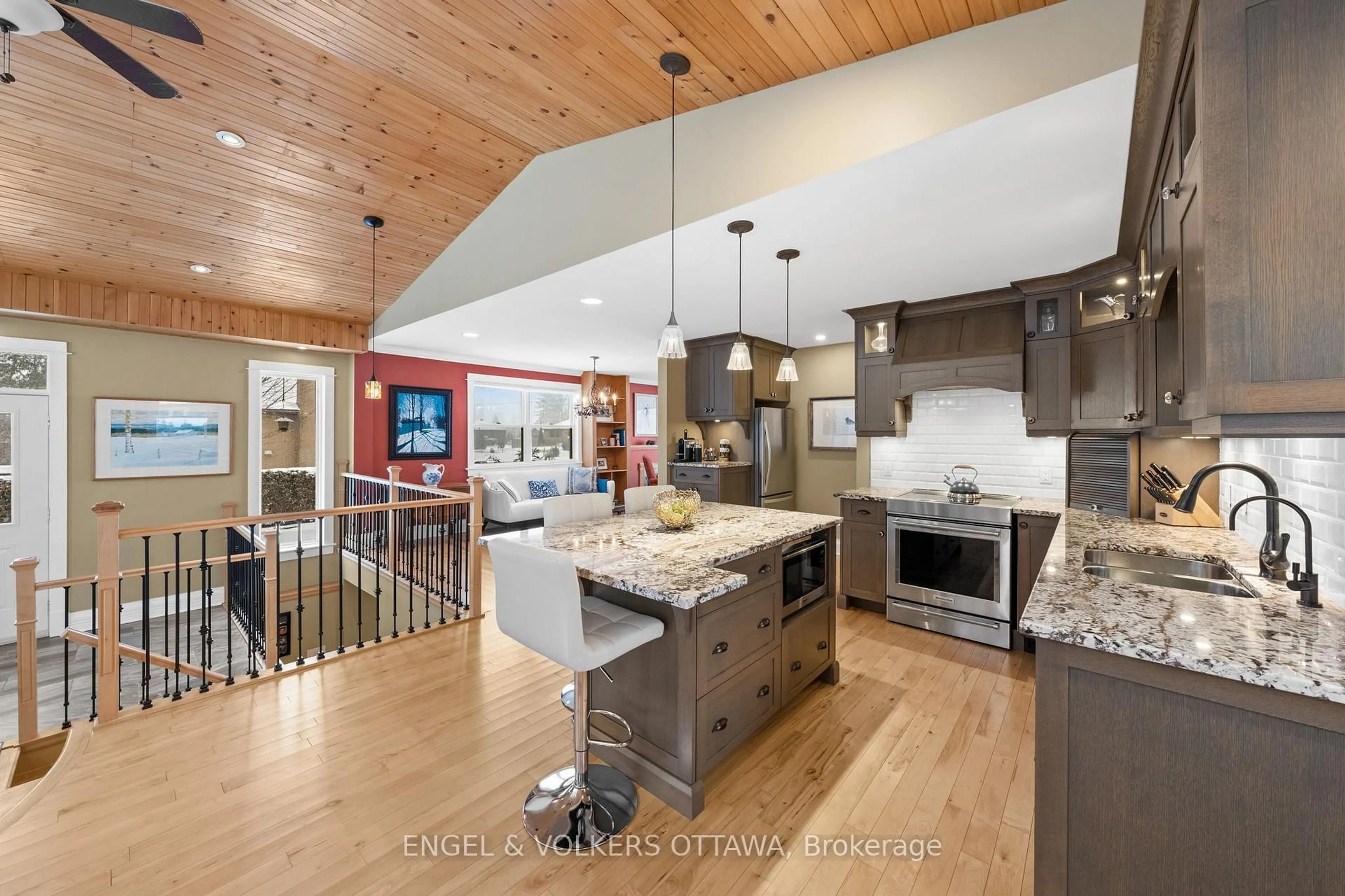 Open concept kitchen, wood/laminate floor for 1105 Edward St, Manotick Ontario K4M 1G8