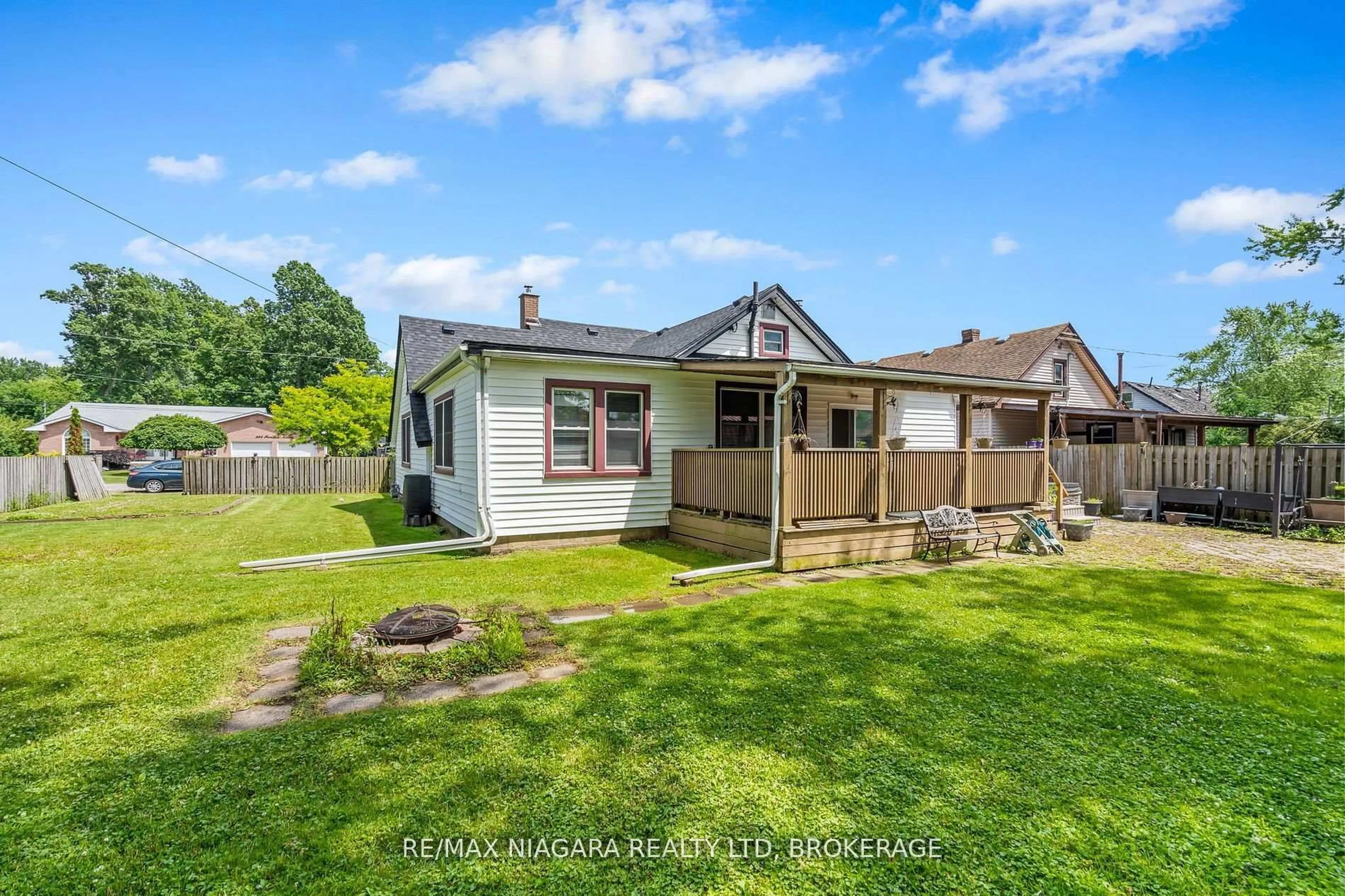 A pic from outside/outdoor area/front of a property/back of a property/a pic from drone, street for 549 Ferndale Ave, Fort Erie Ontario L2A 5C5