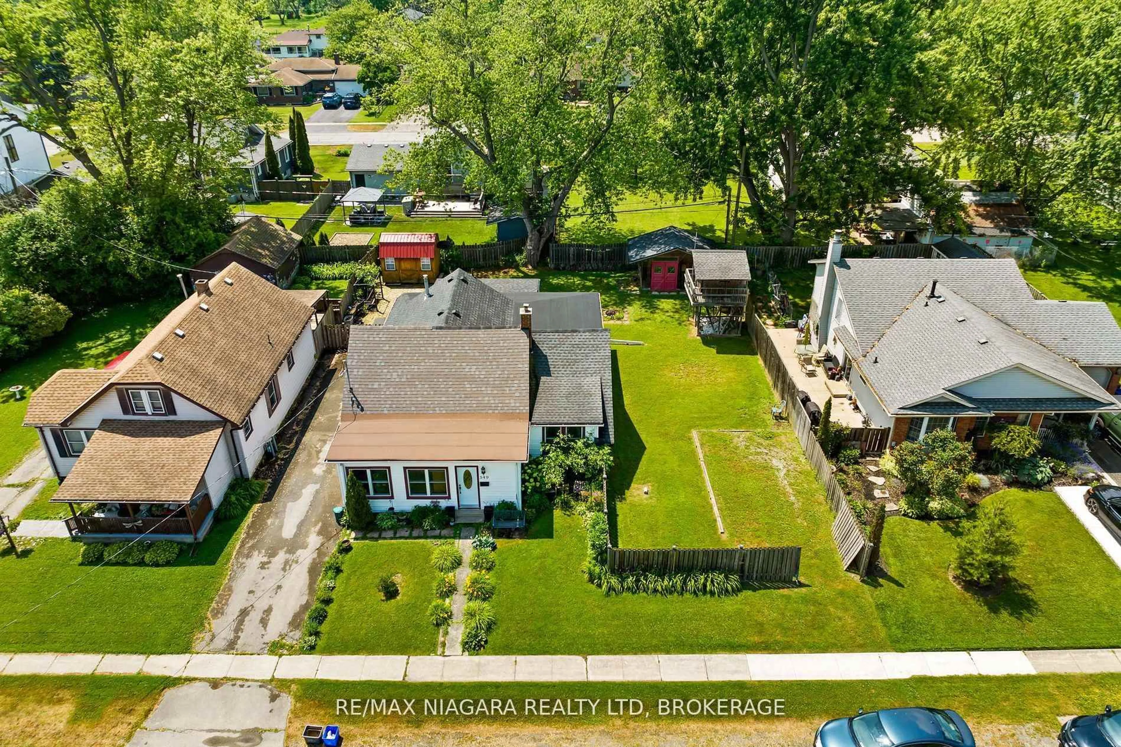 A pic from outside/outdoor area/front of a property/back of a property/a pic from drone, street for 549 Ferndale Ave, Fort Erie Ontario L2A 5C5