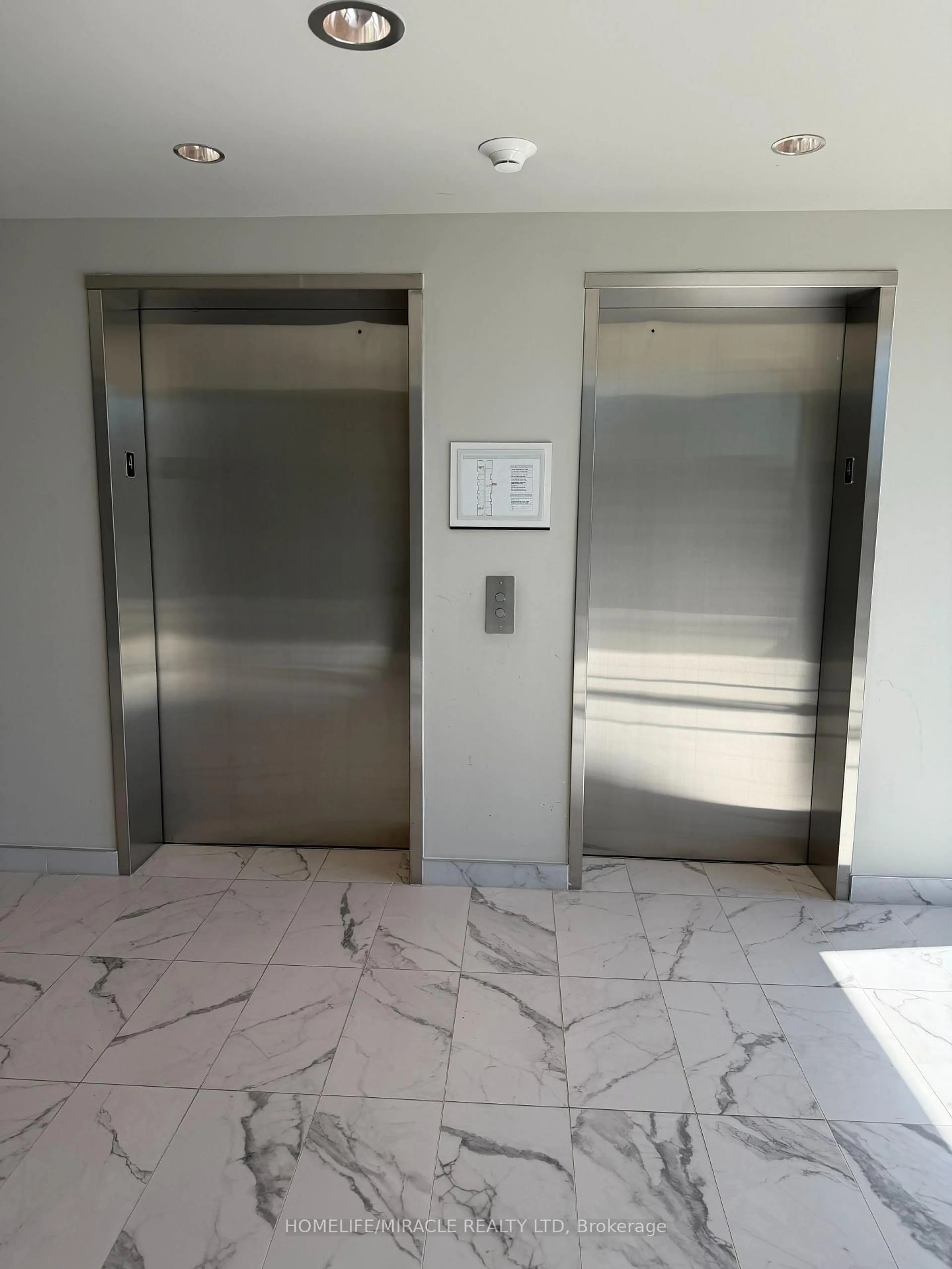 Indoor foyer for 107 Roger St #410, Waterloo Ontario N2J 0G3