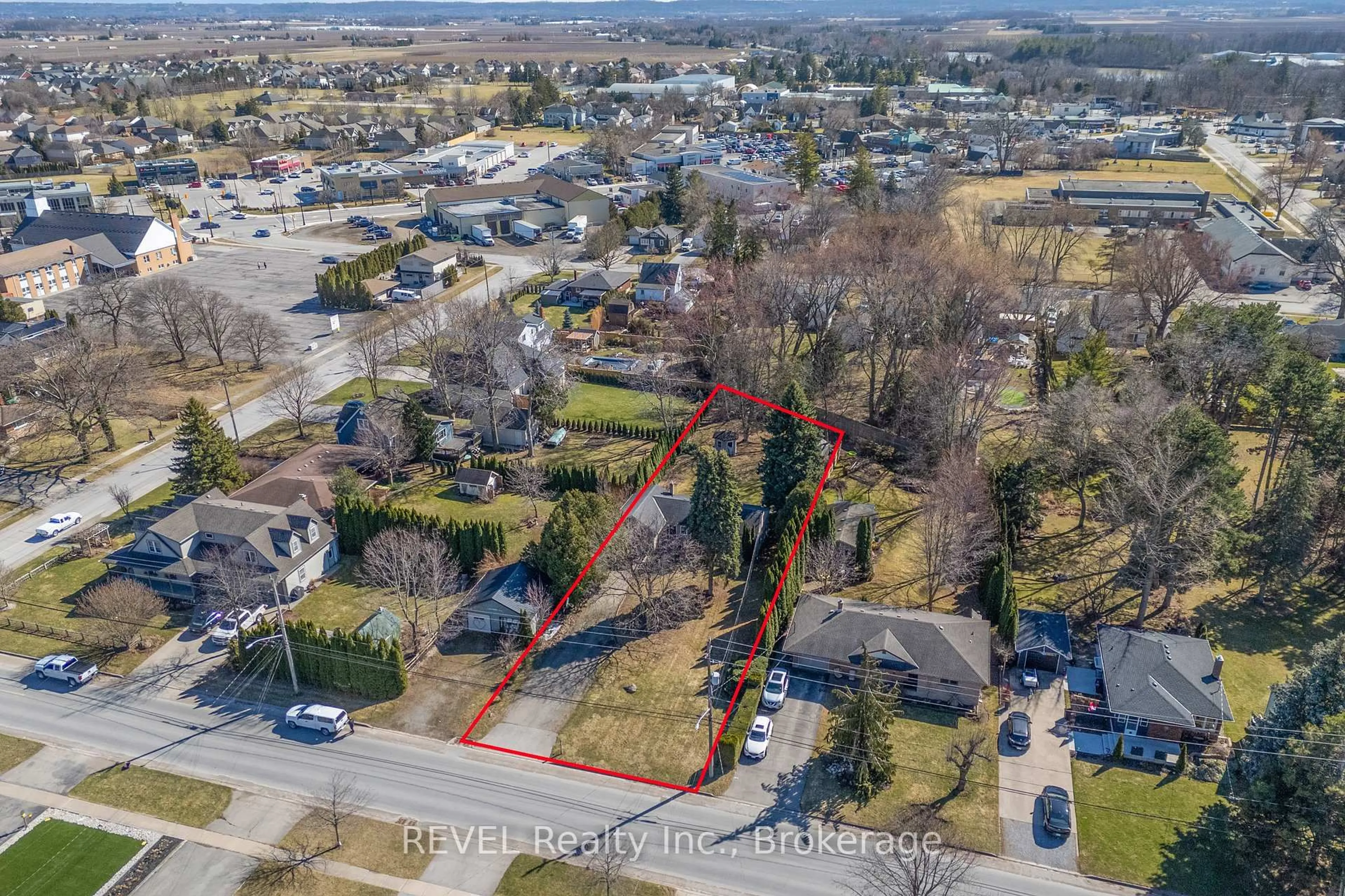 A pic from outside/outdoor area/front of a property/back of a property/a pic from drone, street for 639 Penner St, Niagara-on-the-Lake Ontario L0S 1T0