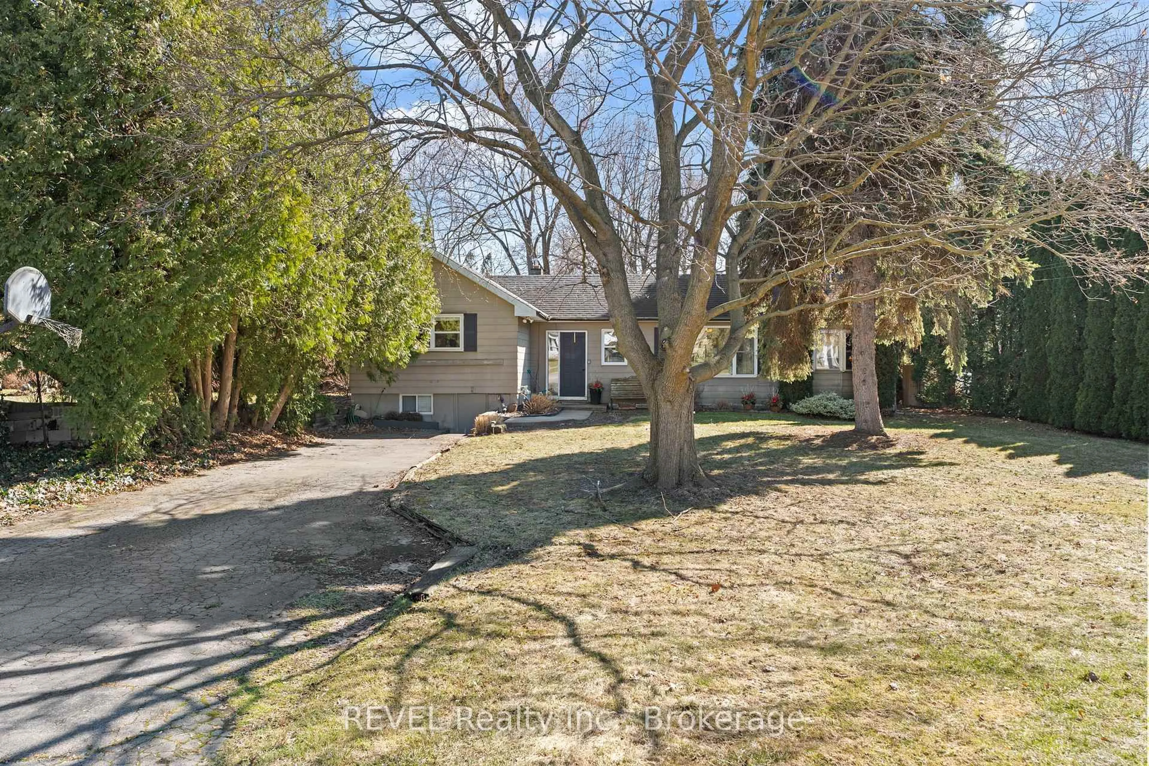 A pic from outside/outdoor area/front of a property/back of a property/a pic from drone, street for 639 Penner St, Niagara-on-the-Lake Ontario L0S 1T0