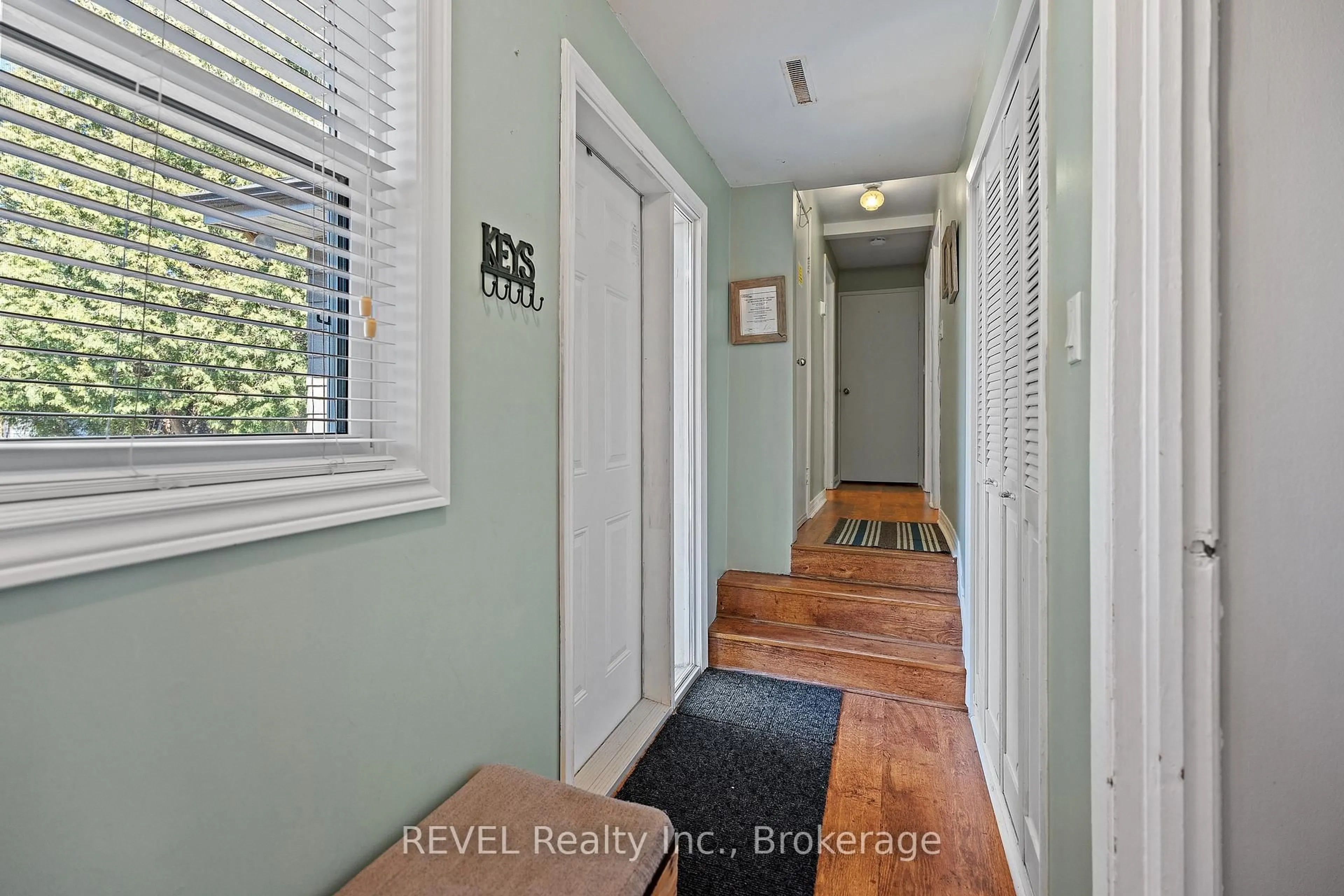 Indoor entryway for 639 Penner St, Niagara-on-the-Lake Ontario L0S 1T0