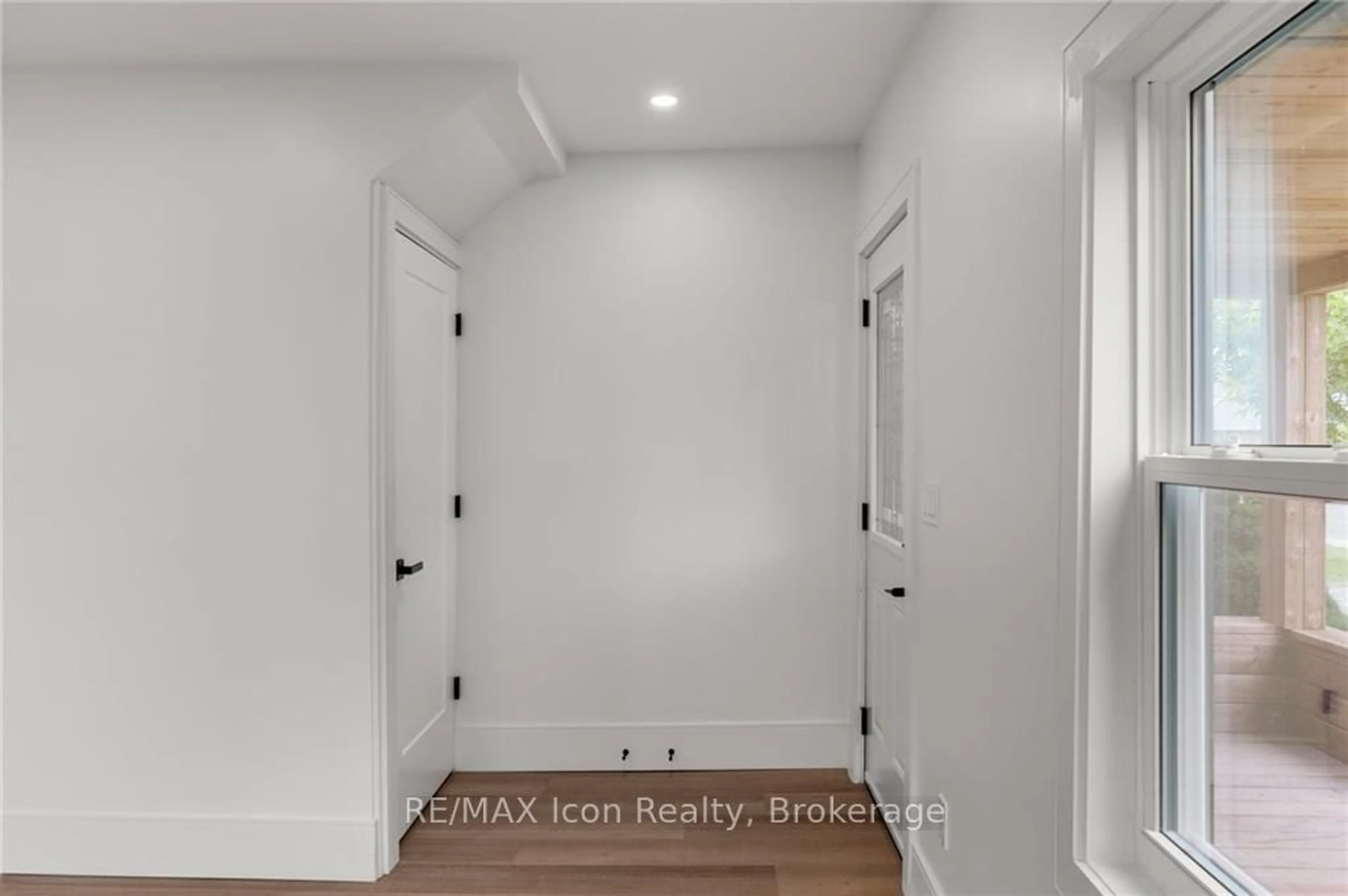 Indoor entryway for 71 Taylor Rd, Bracebridge Ontario P1L 1J5