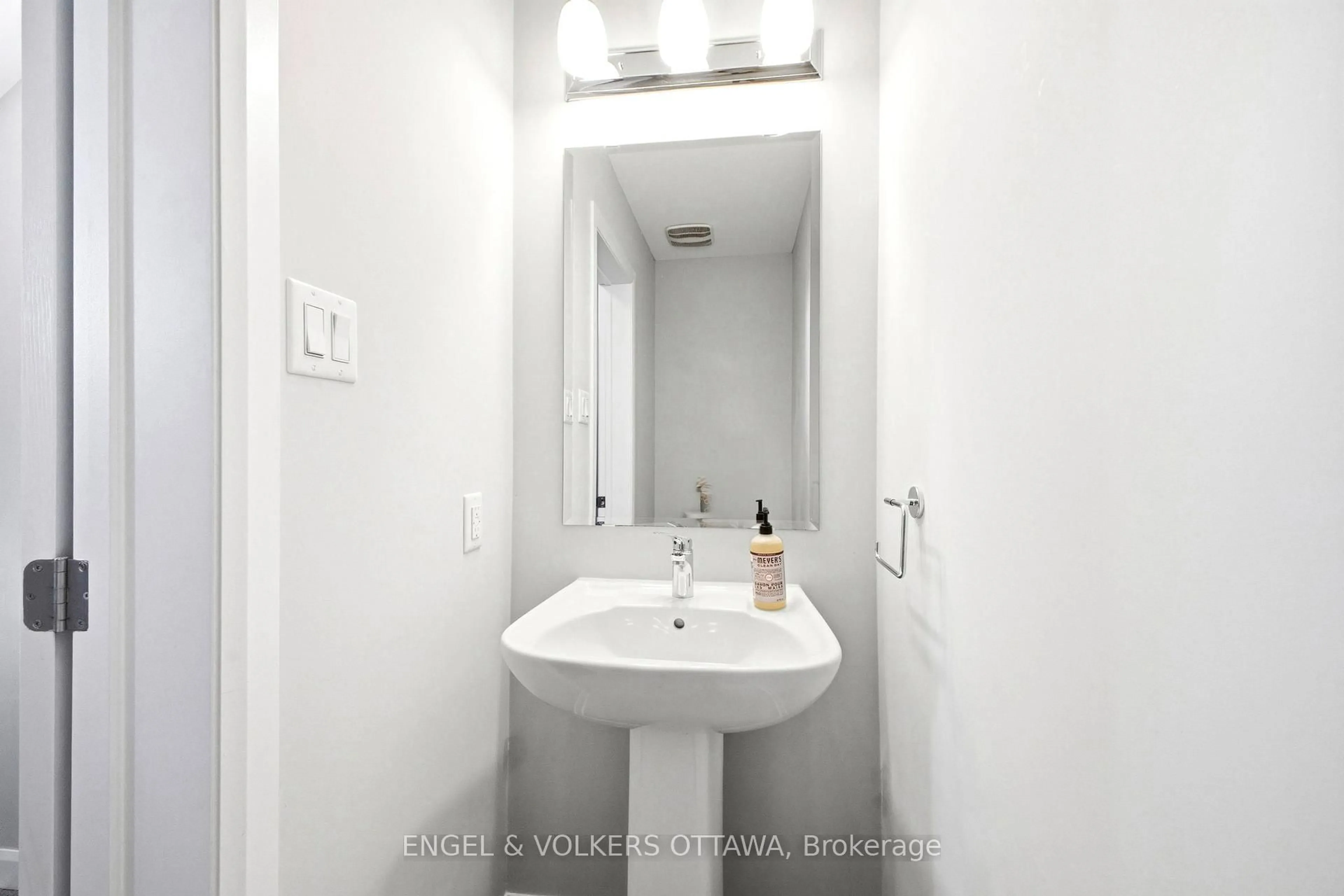 Standard bathroom, unknown for 219 Liebe Terr, Ottawa Ontario K2J 6R9