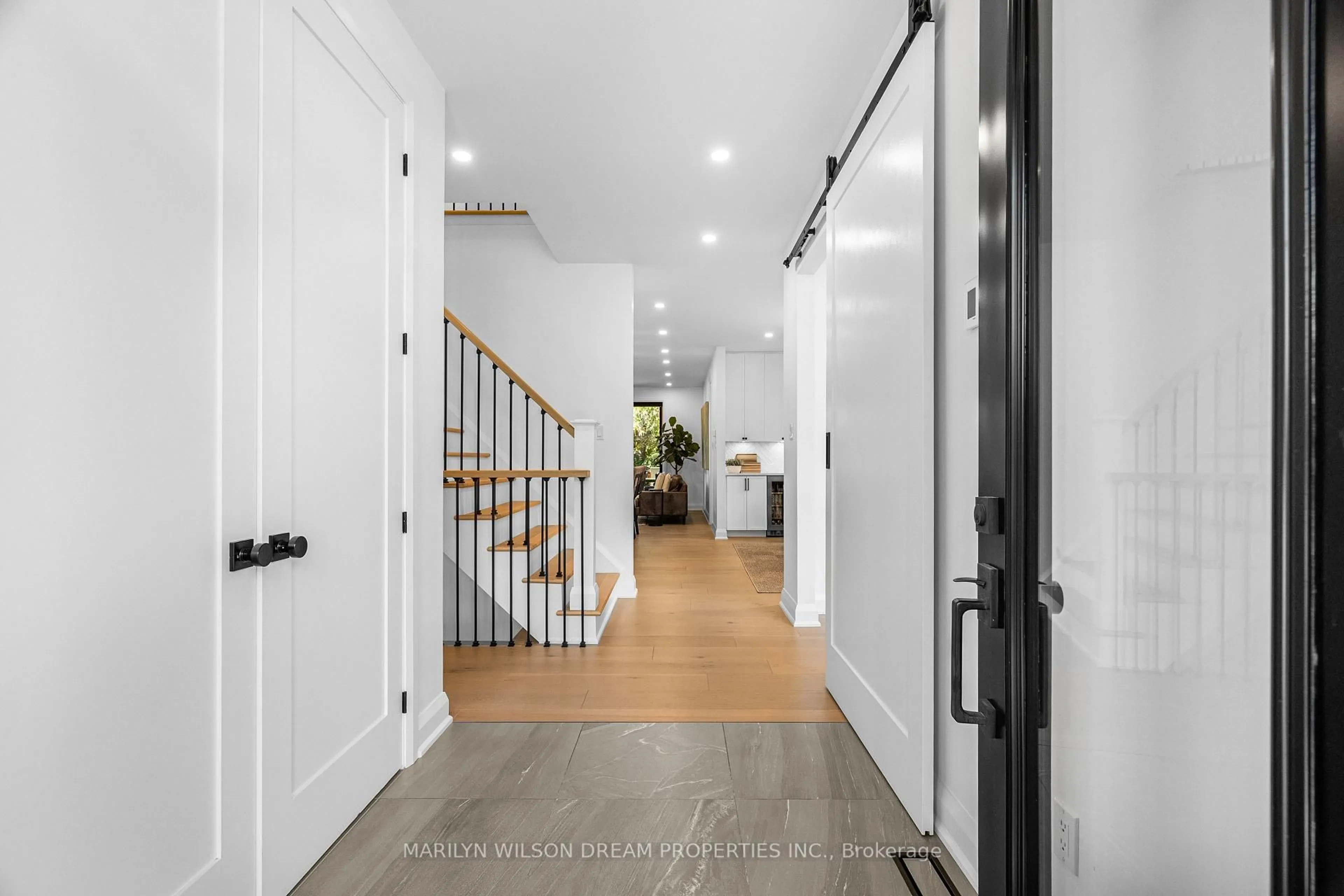 Indoor entryway for 123 Mason Terr, Ottawa Ontario K1S 0L2