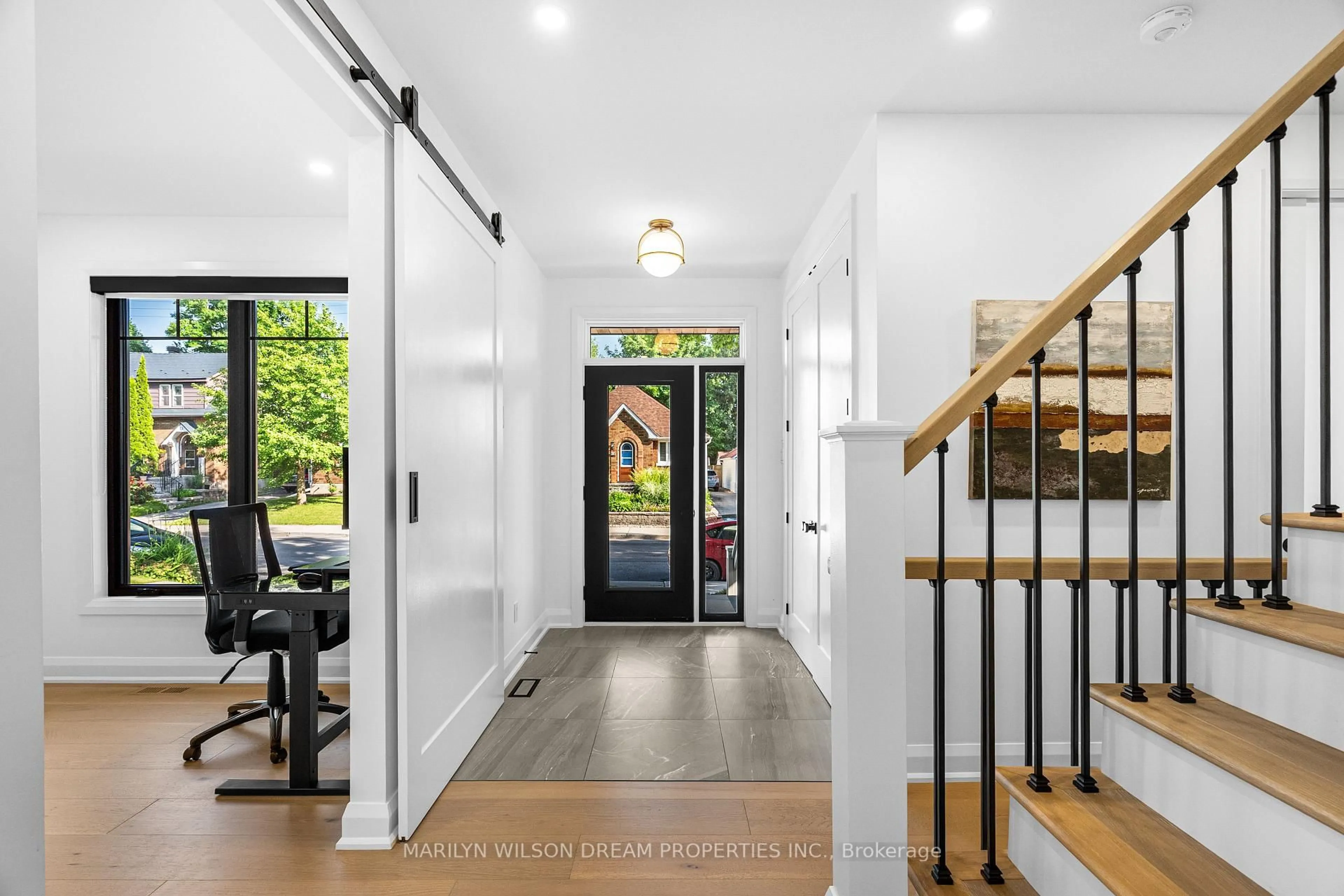 Indoor entryway for 123 Mason Terr, Ottawa Ontario K1S 0L2