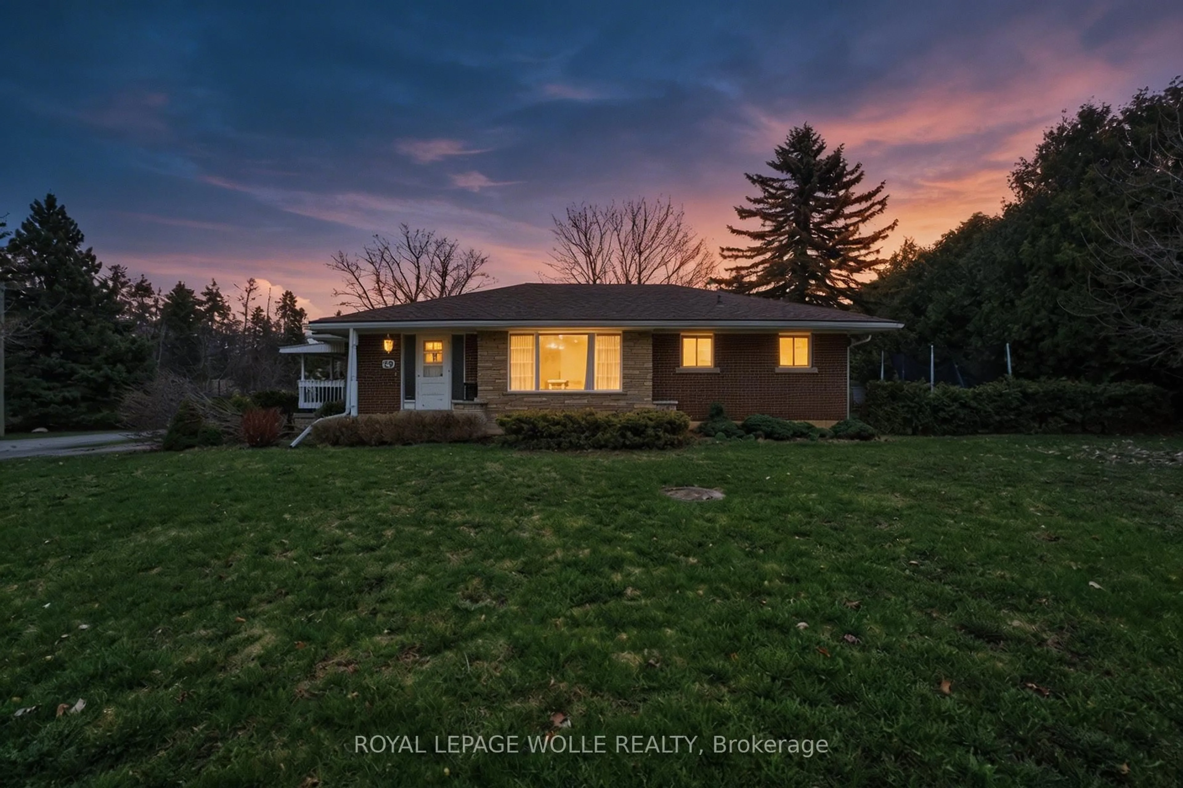 A pic from outside/outdoor area/front of a property/back of a property/a pic from drone, street for 29 Branchton Rd, Cambridge Ontario N1R 5S2