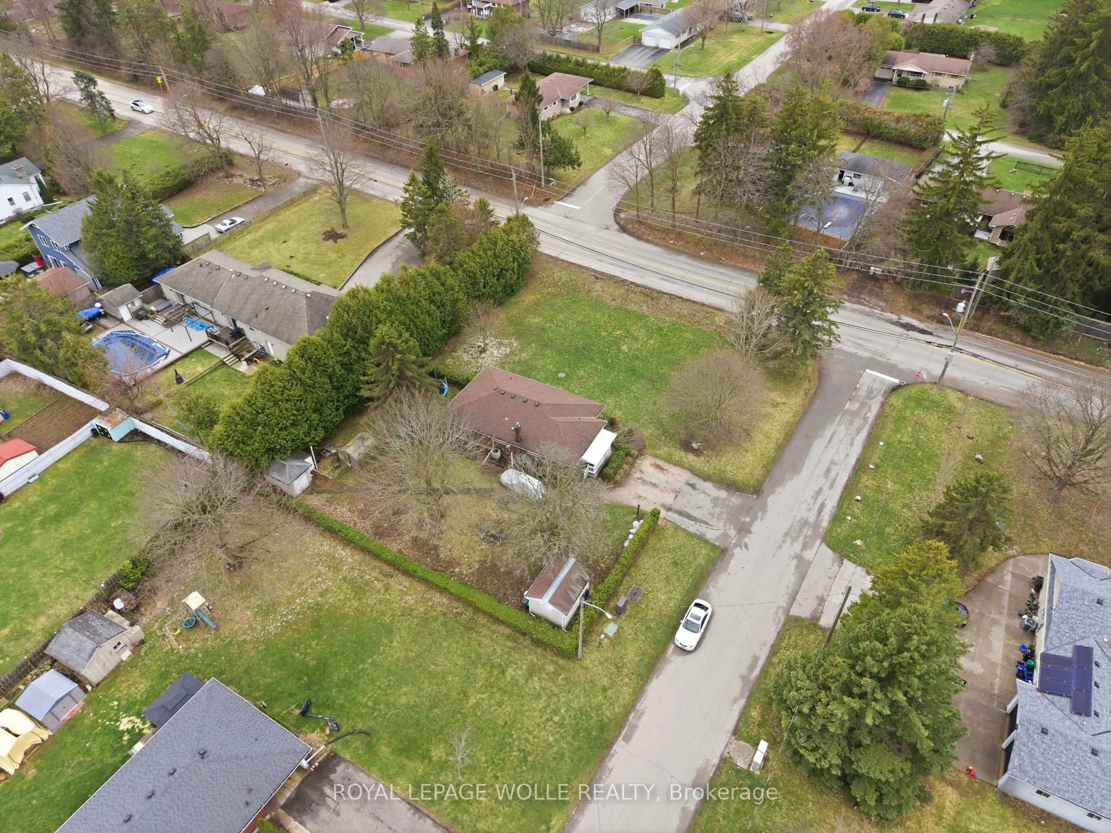 A pic from outside/outdoor area/front of a property/back of a property/a pic from drone, street for 29 Branchton Rd, Cambridge Ontario N1R 5S2