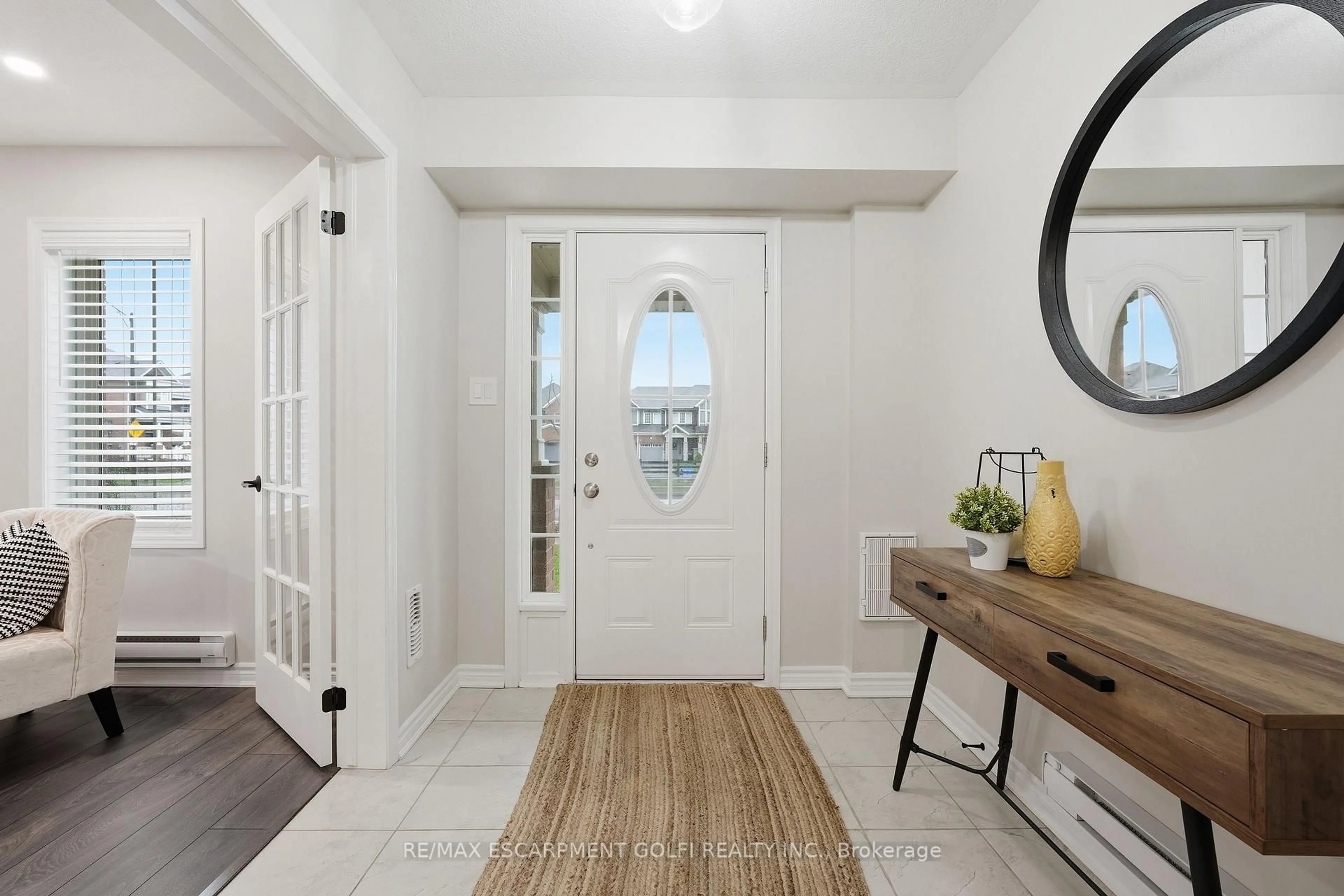 Indoor entryway for 230 Avonsyde Blvd #15, Hamilton Ontario L8B 1T9