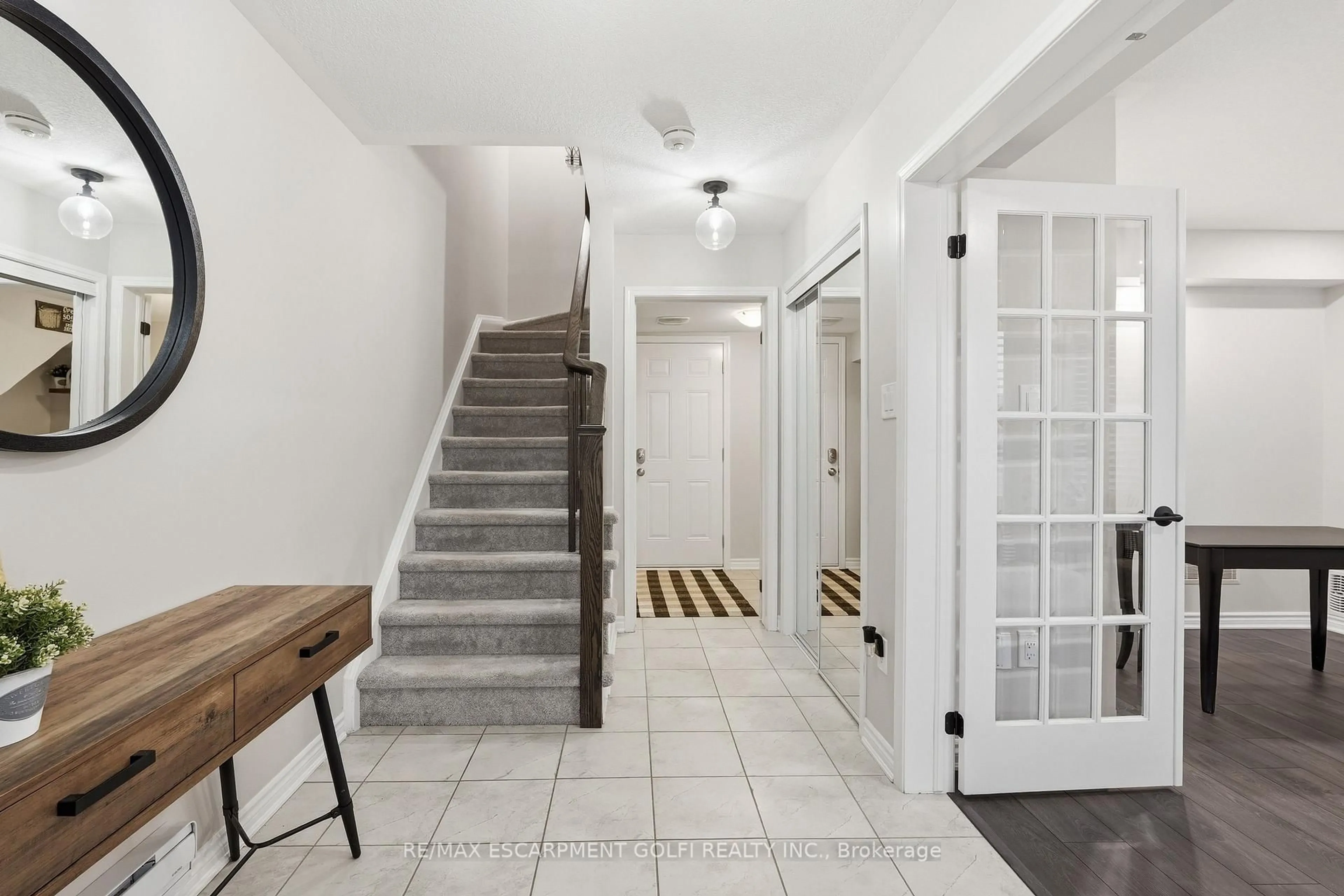 Indoor entryway for 230 Avonsyde Blvd #15, Hamilton Ontario L8B 1T9