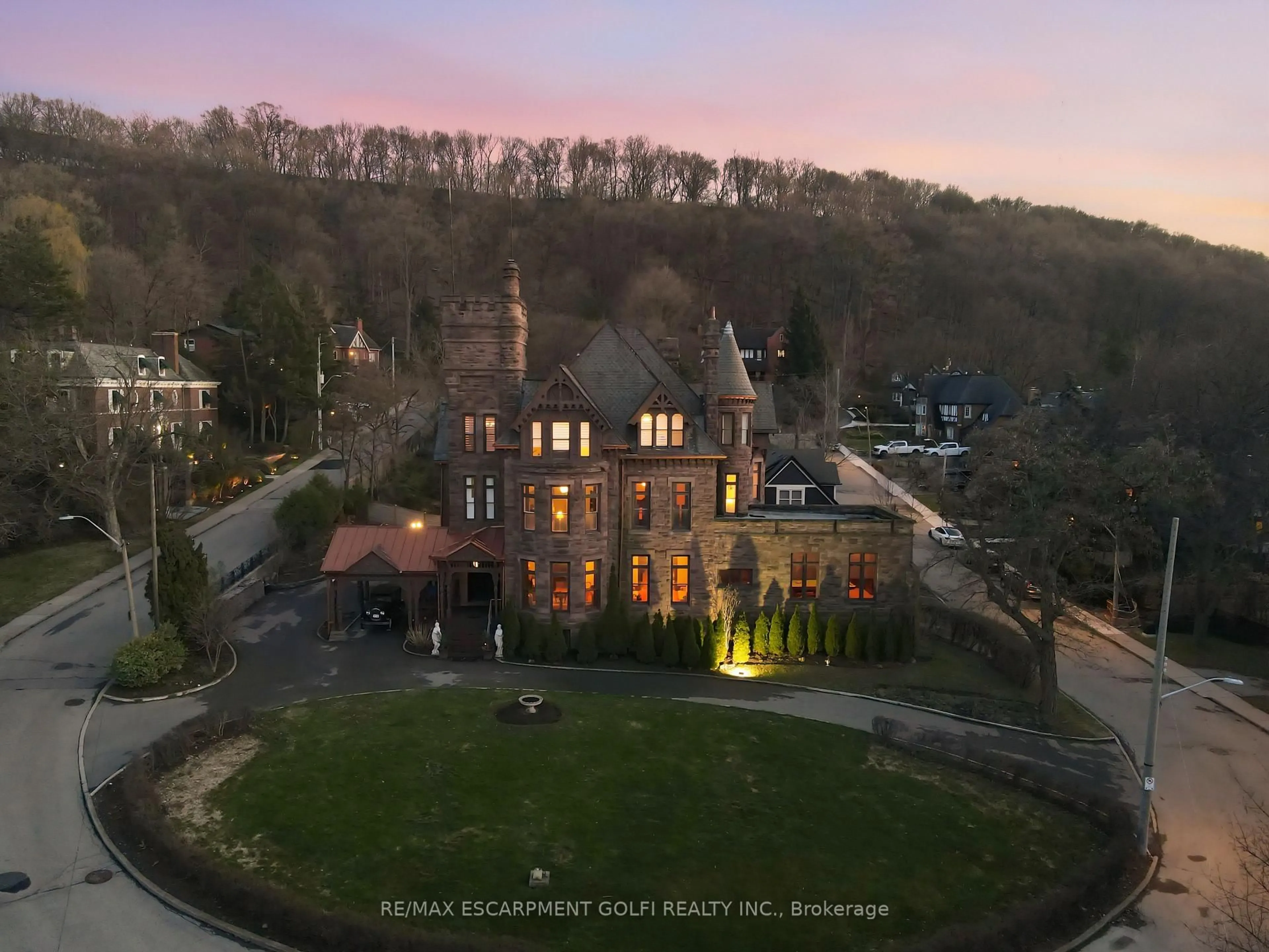 A pic from outside/outdoor area/front of a property/back of a property/a pic from drone, building for 26 RAVENSCLIFFE Ave, Hamilton Ontario L8P 3M4