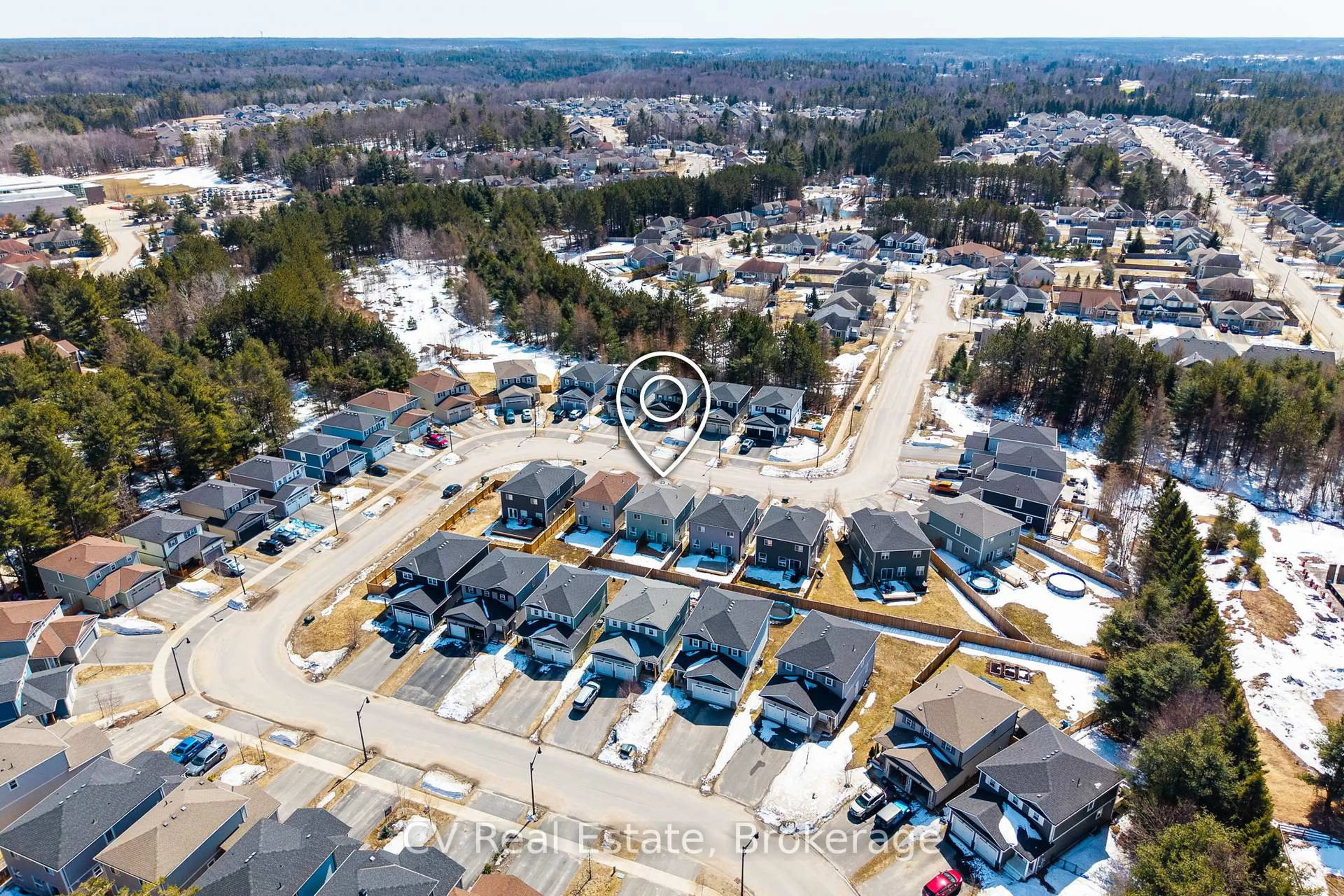 A pic from outside/outdoor area/front of a property/back of a property/a pic from drone, street for 65 Fieldstream Chse, Bracebridge Ontario P1L 0A7