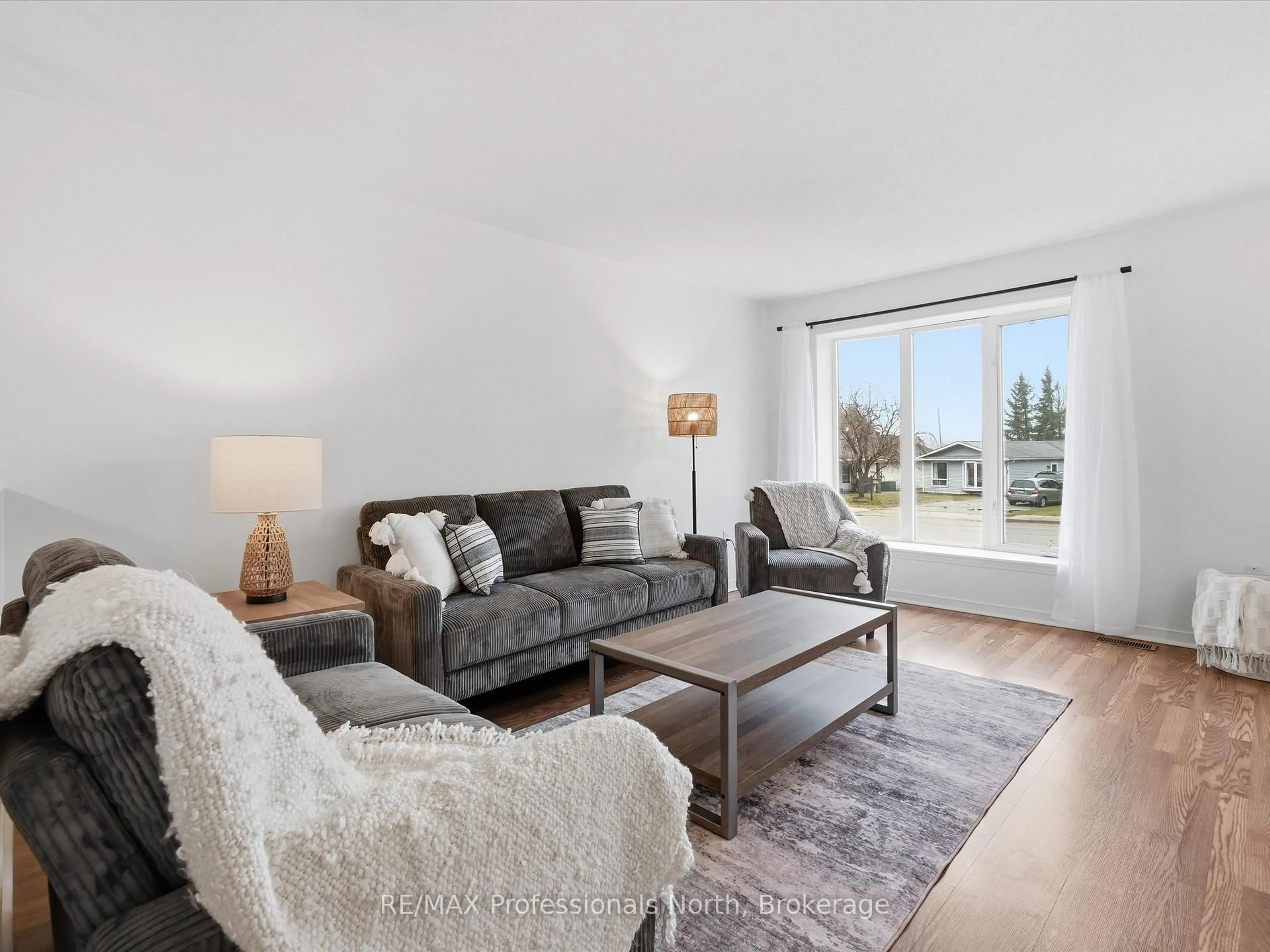 Living room with furniture, unknown for 29 PINECONE DR., Bracebridge Ontario P1L 2G3